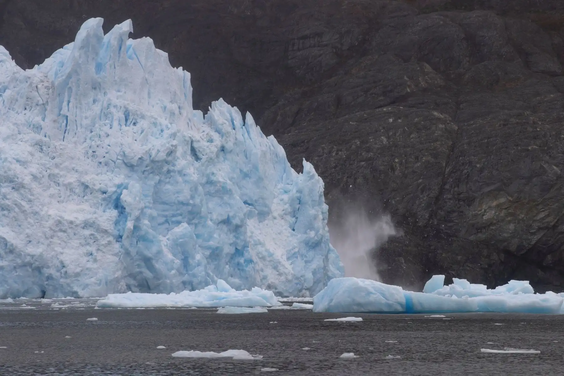 Pedazos de hielo se desprenden del glaciar San Rafael, parte de los Campos de Hielo Norte en el Parque Nacional Laguna San Rafael, en la sureña región de Aysén (Chile). Foto: EFE