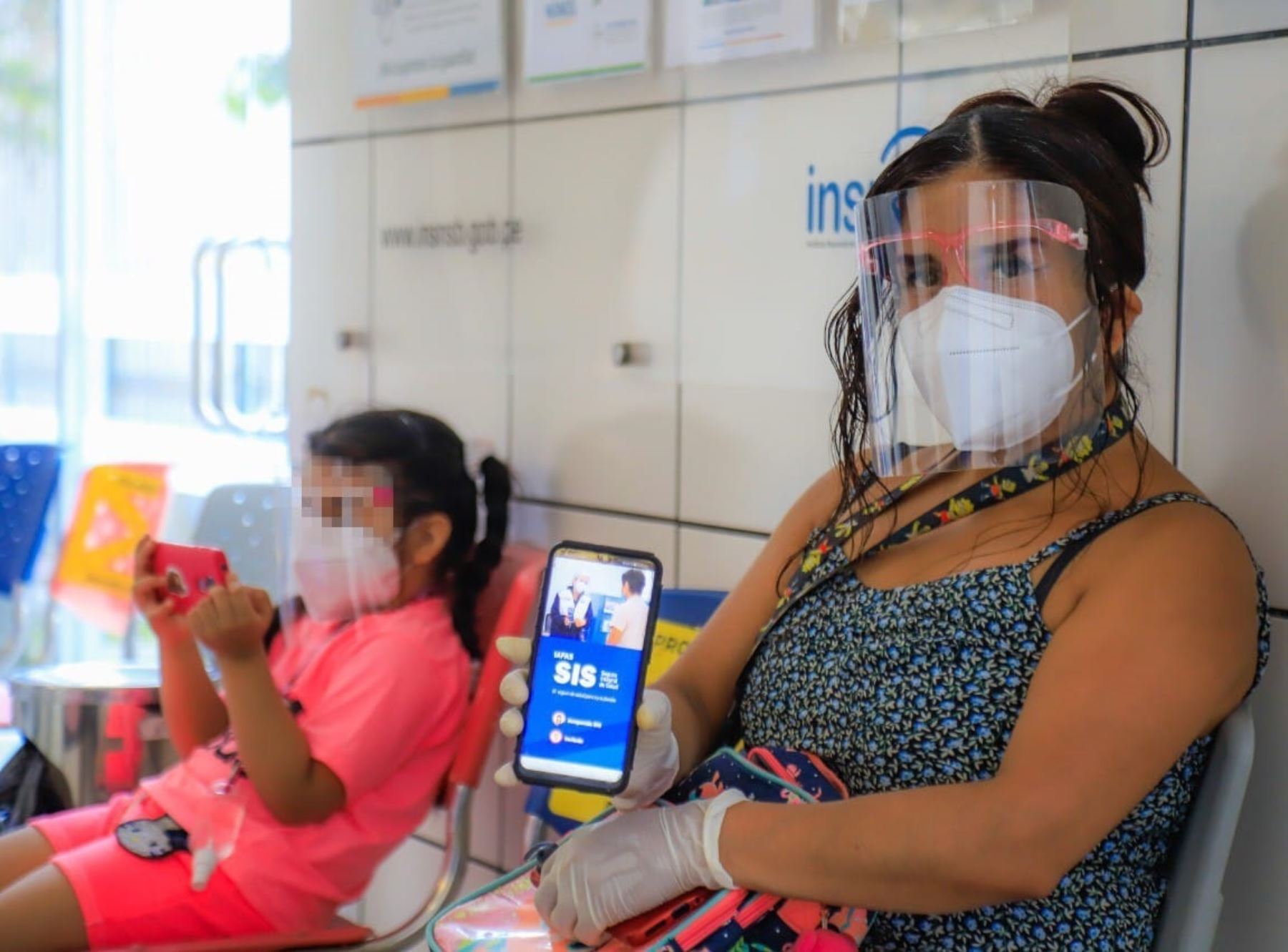 Más de 84,000 personas sin seguro de salud se afiliaron al SIS gracias a aplicativo móvil "Asegúrate e infórmate" que se implementó hace un año para evitar contagios de covid-19.