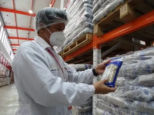 Especialistas del programa Qali Warma supervisan los almacenes de proveedores de alimentos escolares de la región La Libertad para garantizar calidad de productos. ANDINA/Difusión