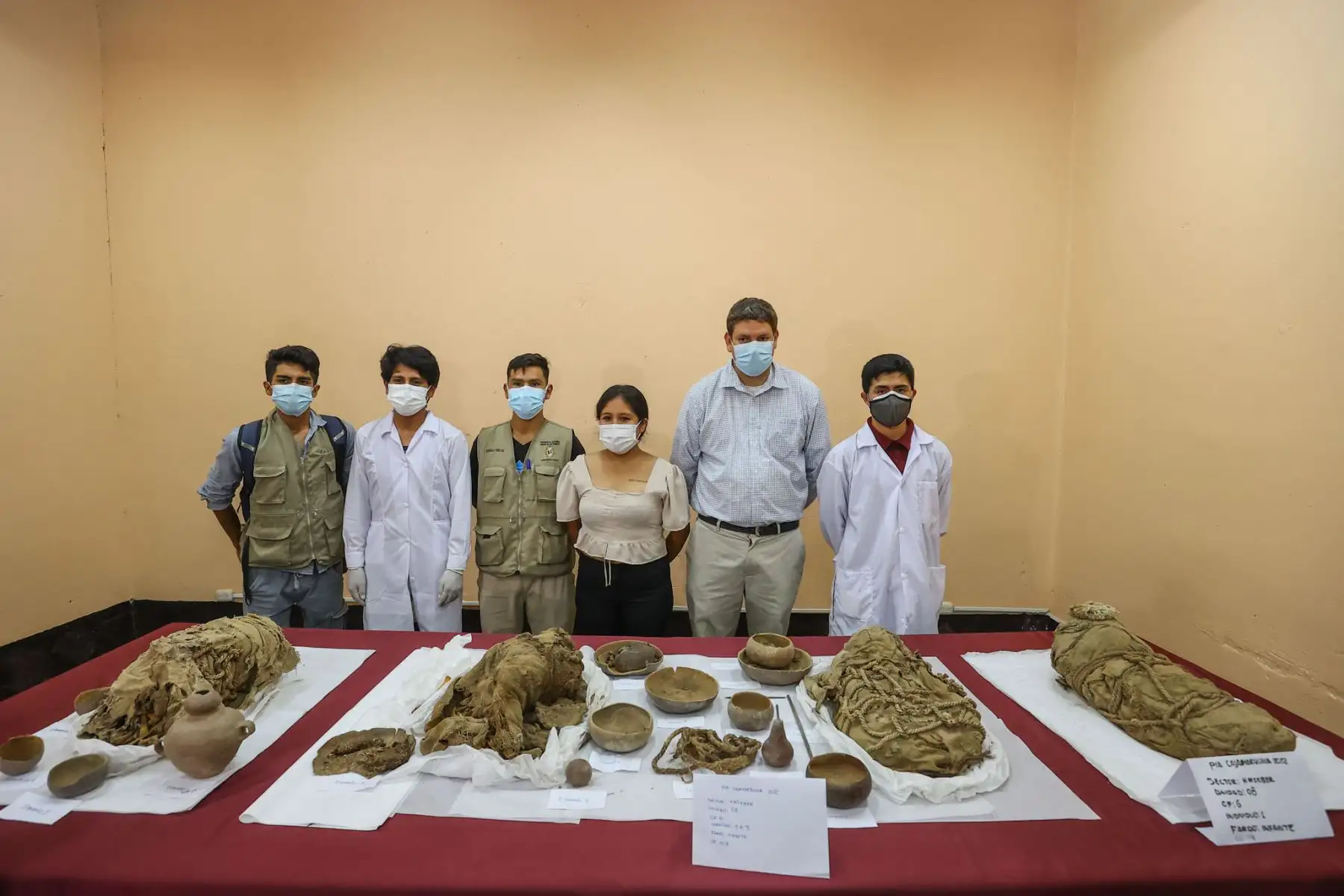 Investigadores  sanmarquinos Peater Van Dalen y Yomira Huamán Santillán, arqueólogos encargados del proyecto arqueológico de Cajamarquilla, presentarán y explicarán la relevancia de este importante hallazgo.
Foto: ANDINA/ Andrés Valle