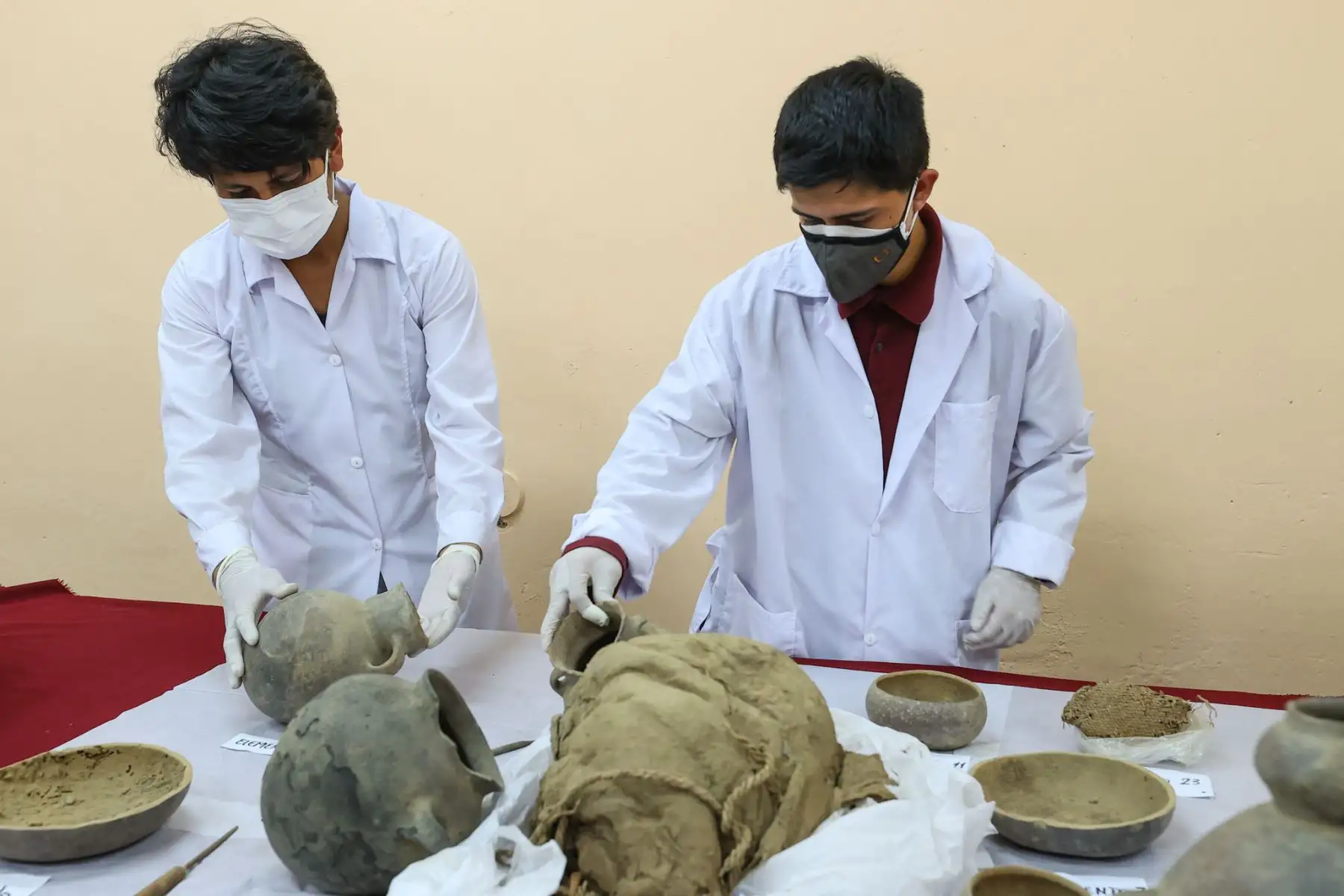 Investigadores  sanmarquinos Peater Van Dalen y Yomira Huamán Santillán, arqueólogos encargados del proyecto arqueológico de Cajamarquilla, presentarán y explicarán la relevancia de este importante hallazgo.
Foto: ANDINA/ Andrés Valle