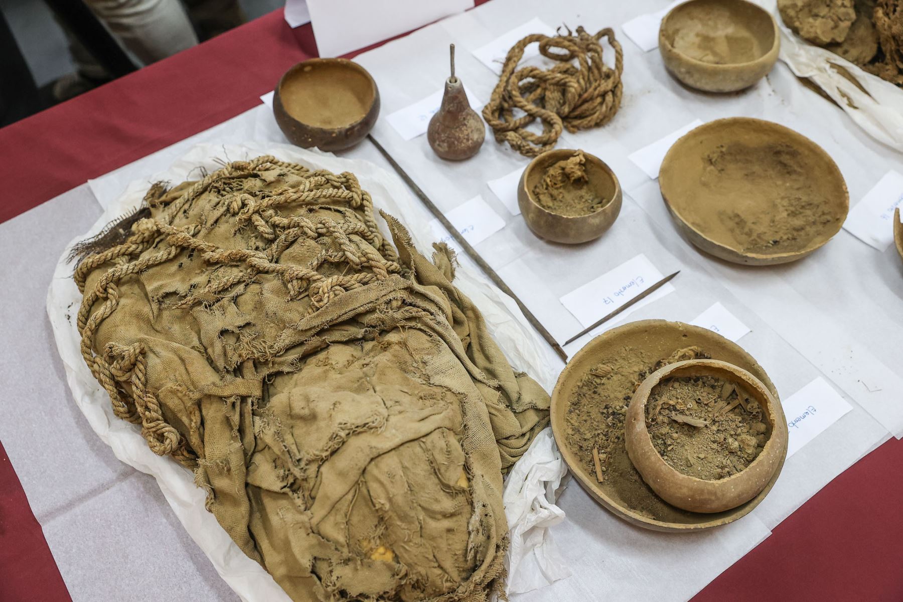 Fardo funerario y ceramios encontrados por arqueólogos de San Marcos en el complejo de Cajamarquilla. ANDINA/Andrés Valle