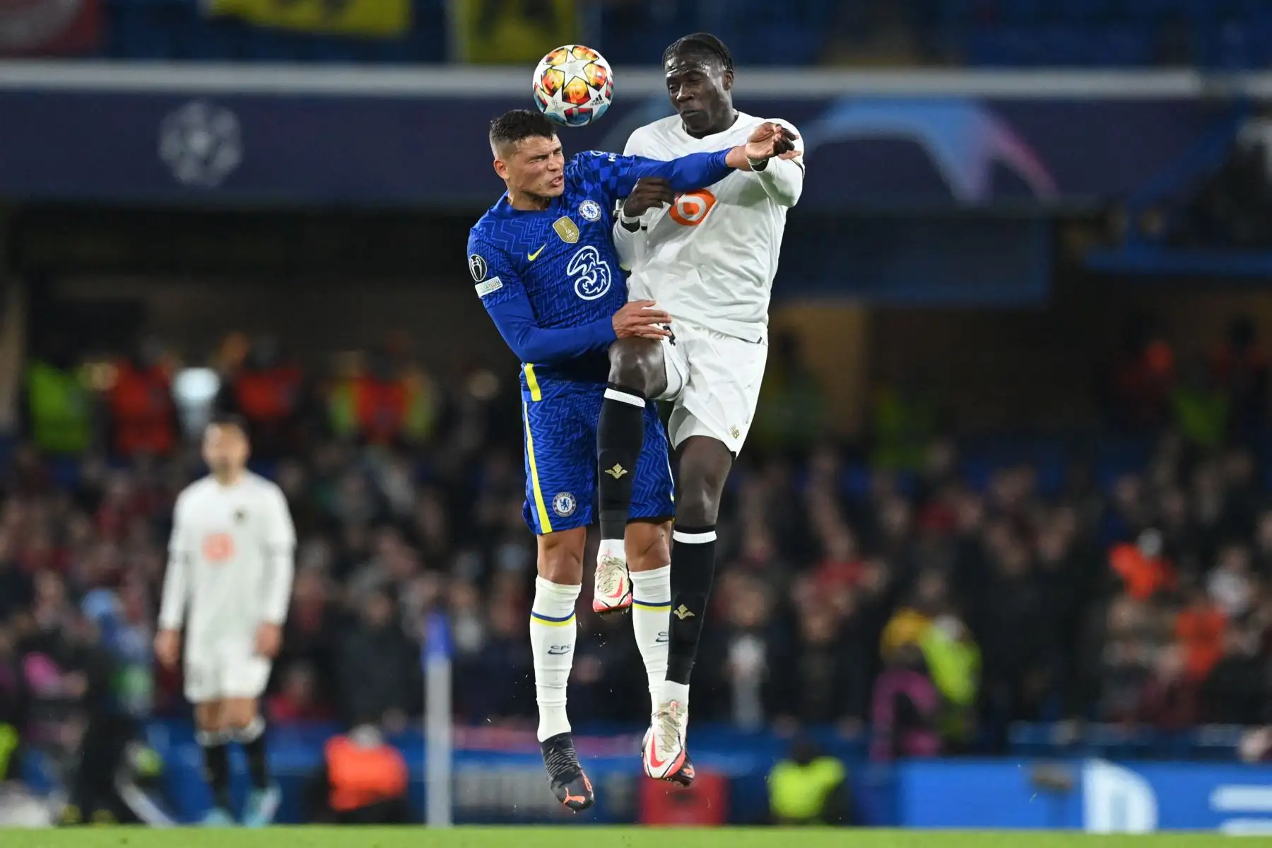 El defensa brasileño del Chelsea, Thiago Silva,  lucha por el balón con el mediocampista belga del Lille, Amadou Onana, durante el partido de ida de los octavos de final de la Liga de Campeones de la UEFA entre el Chelsea y el Lille.
Foto: AFP