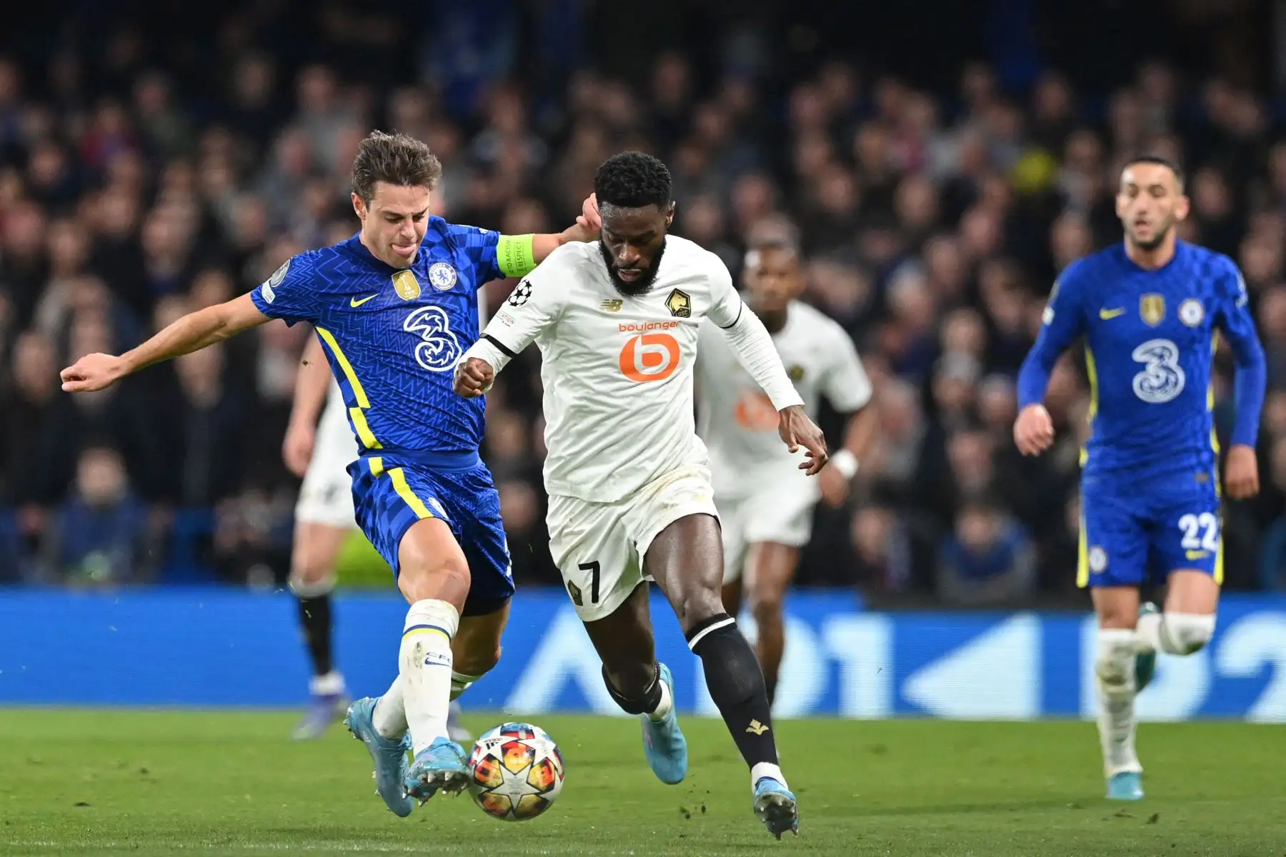 El defensa español del Chelsea, César Azpilicueta  lucha por el balón con el centrocampista francés del Lille, Jonathan Bamba, durante el partido de ida de octavos de final de la Liga de Campeones de la UEFA entre el Chelsea y el Lille.
Foto: AFP