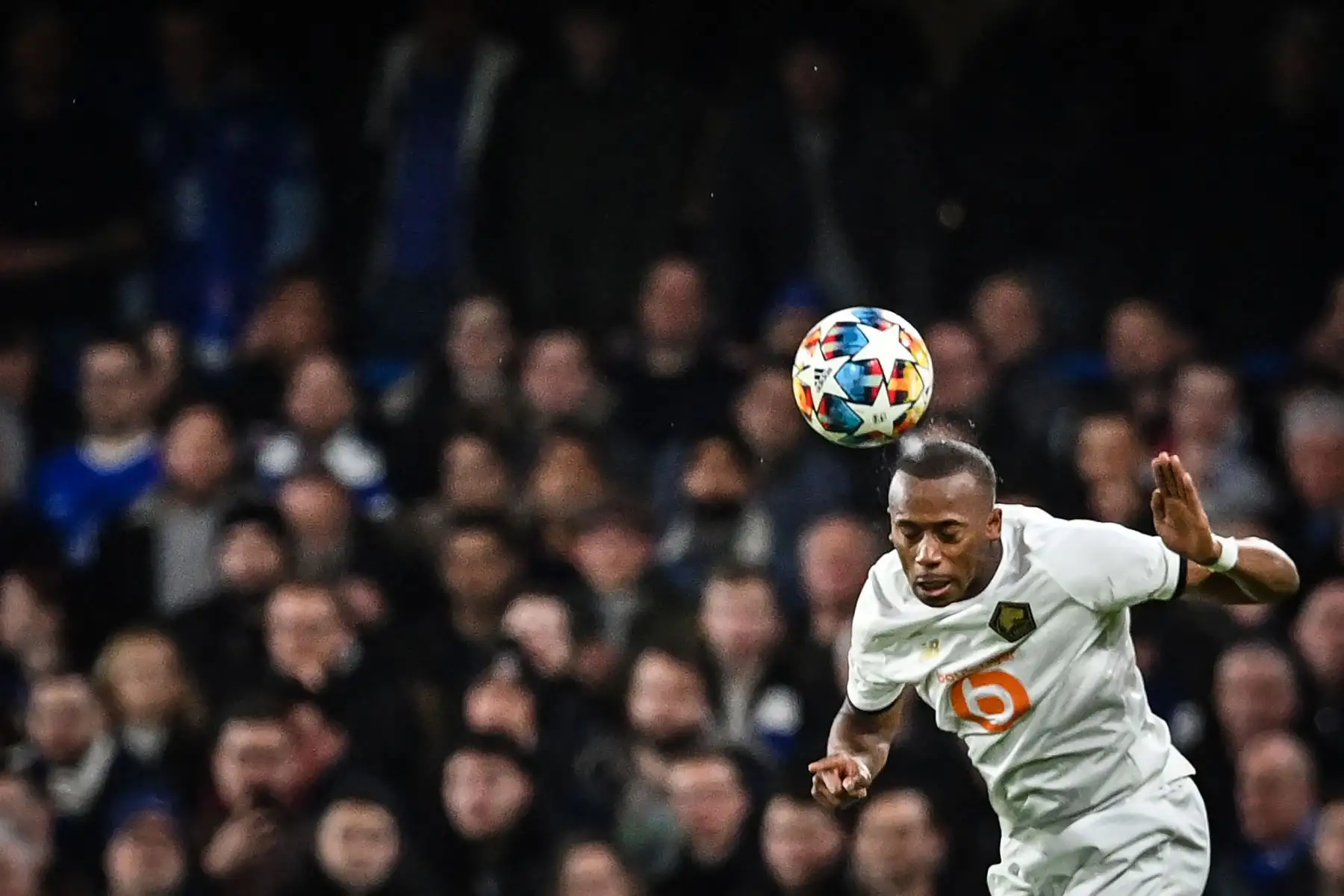 El defensa portugués del Lille, Tiago Djalo, cabecea el balón durante el partido de ida de los octavos de final de la Liga de Campeones de la UEFA entre el Chelsea y el Lille.
Foto: AFP