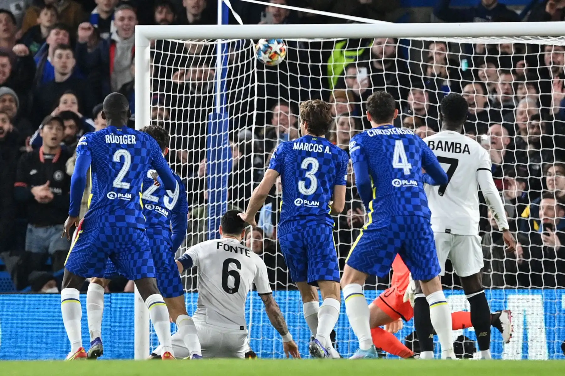 El centrocampista alemán del Chelsea, Kai Havertz, cabecea el balón y marca un gol durante el partido de ida de octavos de final de la Liga de Campeones de la UEFA entre Chelsea y Lille.
Foto: AFP