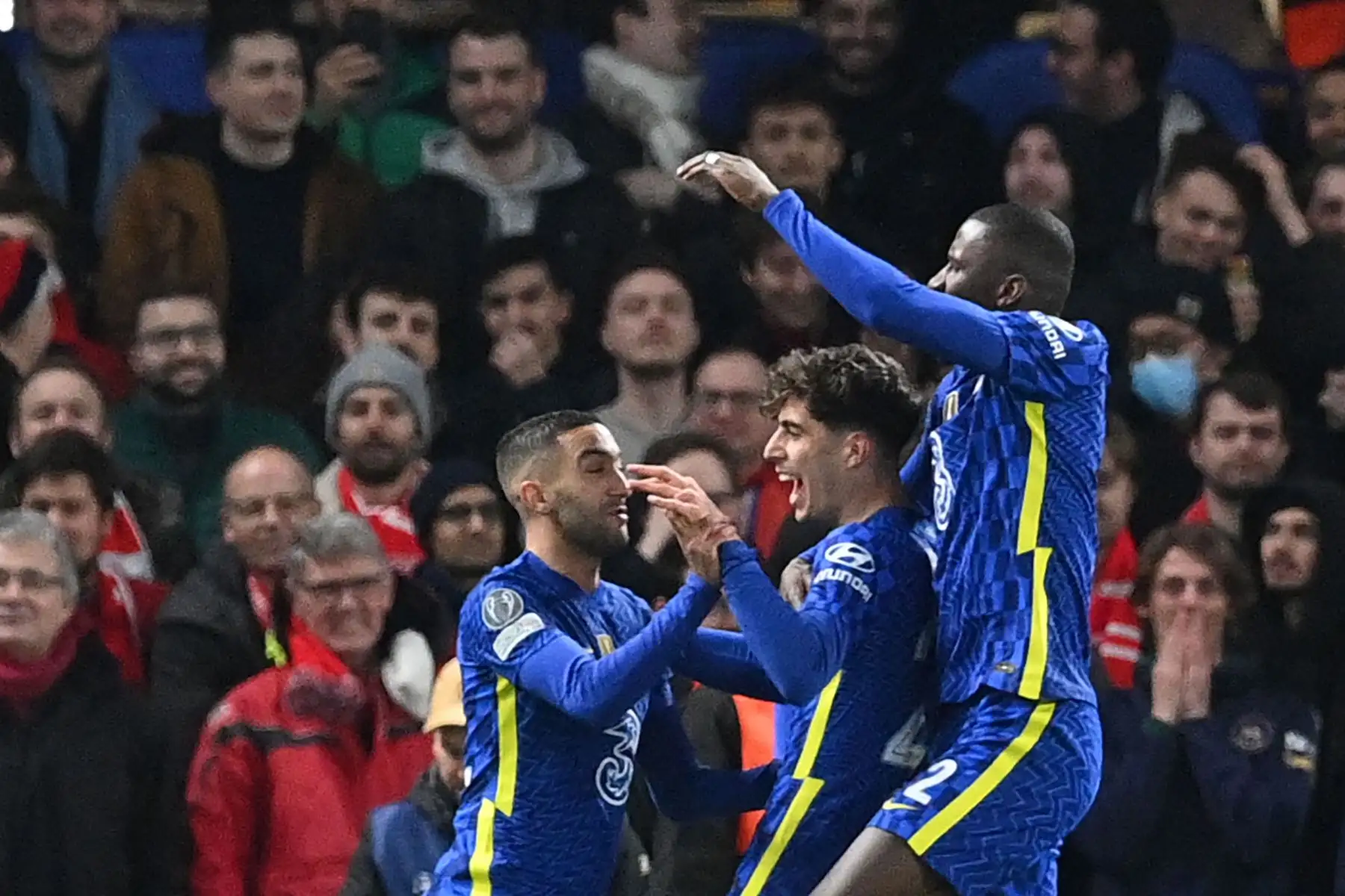 El centrocampista alemán del Chelsea, Kai Havertz , celebra con sus compañeros de equipo después de marcar un gol durante el partido de ida de los octavos de final de la Liga de Campeones de la UEFA entre Chelsea y Lille.
Foto: AFP