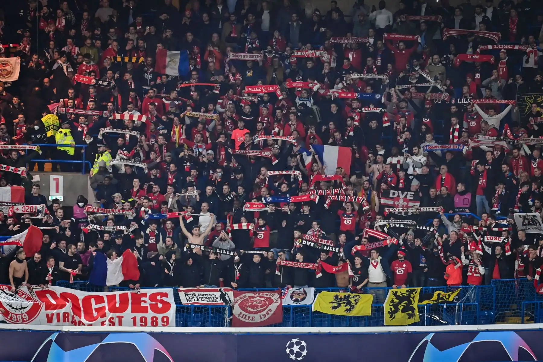 Los seguidores del Lille animan durante el partido de ida de los octavos de final de la Liga de Campeones de la UEFA entre el Chelsea y el Lille (LOSC) en el estadio Stamford Bridge, en Londres.
Foto: AFP