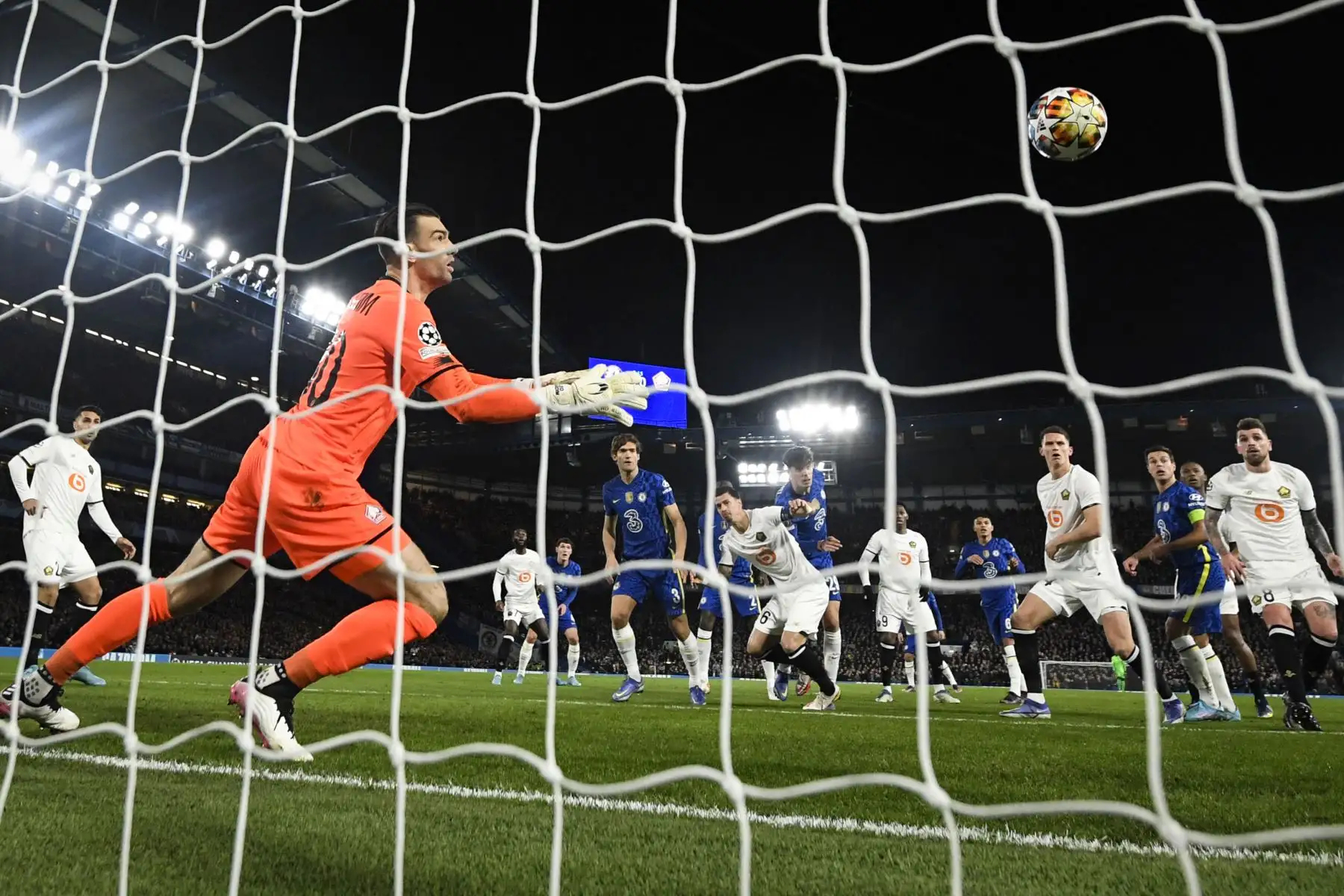 El centrocampista alemán del Chelsea, Kai Havertz, cabecea el balón y marca un gol durante el partido de ida de los octavos de final de la Liga de Campeones de la UEFA entre el Chelsea y el Lille.
Foto: AFP