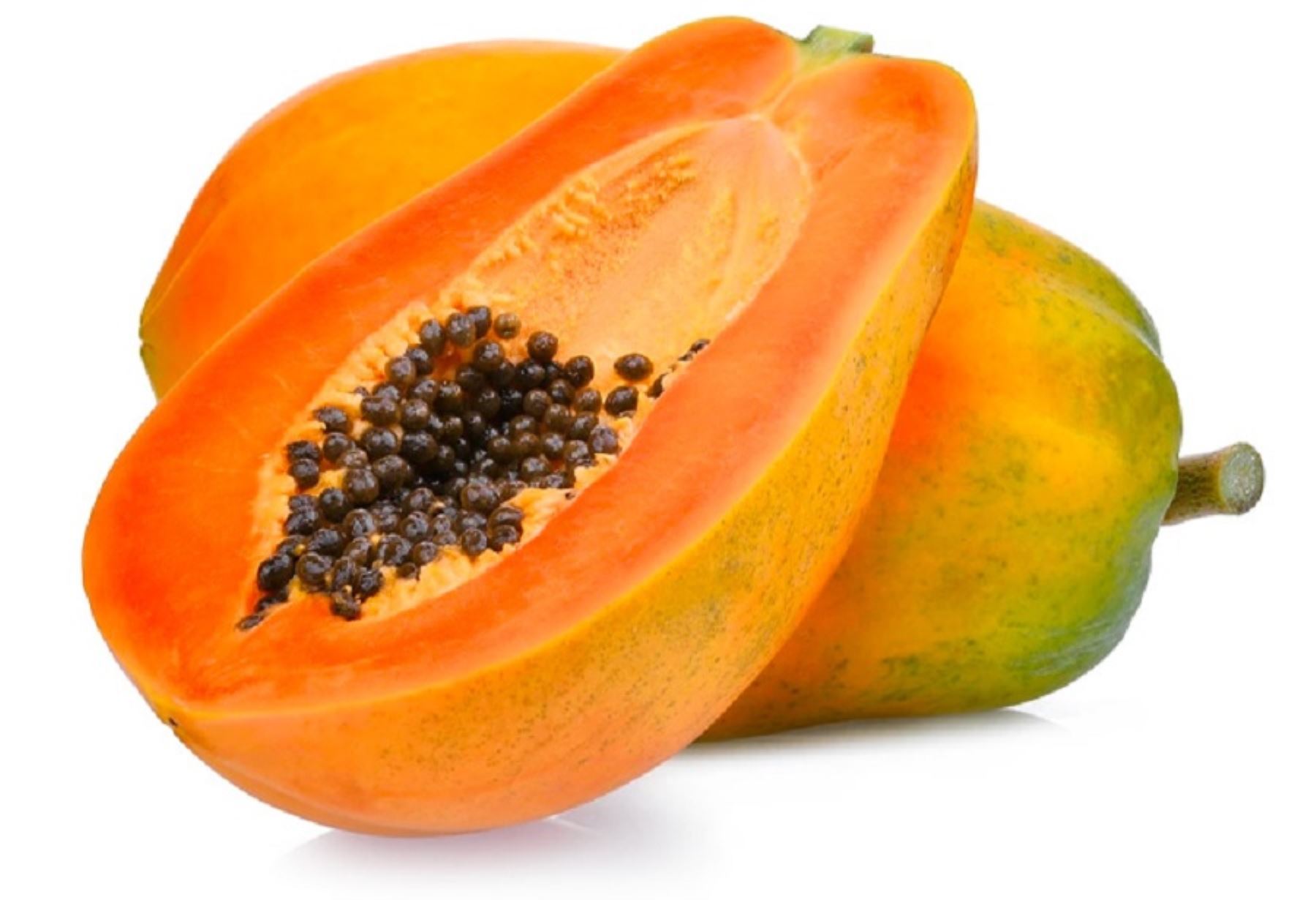 La papaya es una gran fuente de vitamina A, B, C, E y K, además de minerales como el calcio, el potasio, el magnesio y el cobre que son fundamentales para el óptimo funcionamiento del organismo y del sistema inmunológico.
