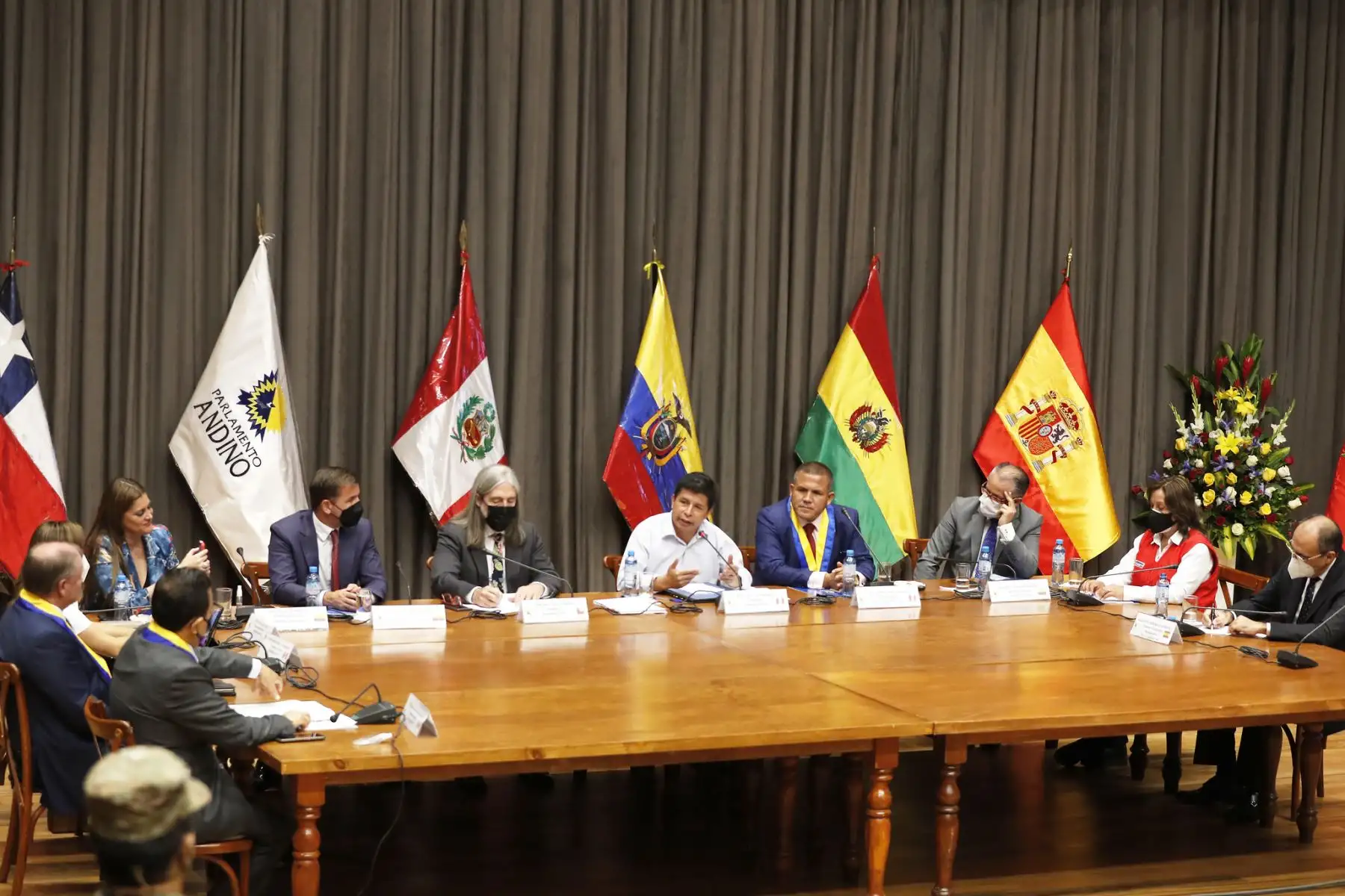 Presidente de la República, Pedro Castillo, se reunió con miembros del Parlamento Andino en el Museo Nacional del Perú (MUNA), del distrito de Lurín.
Foto: ANDINA/ Prensa Presidencia