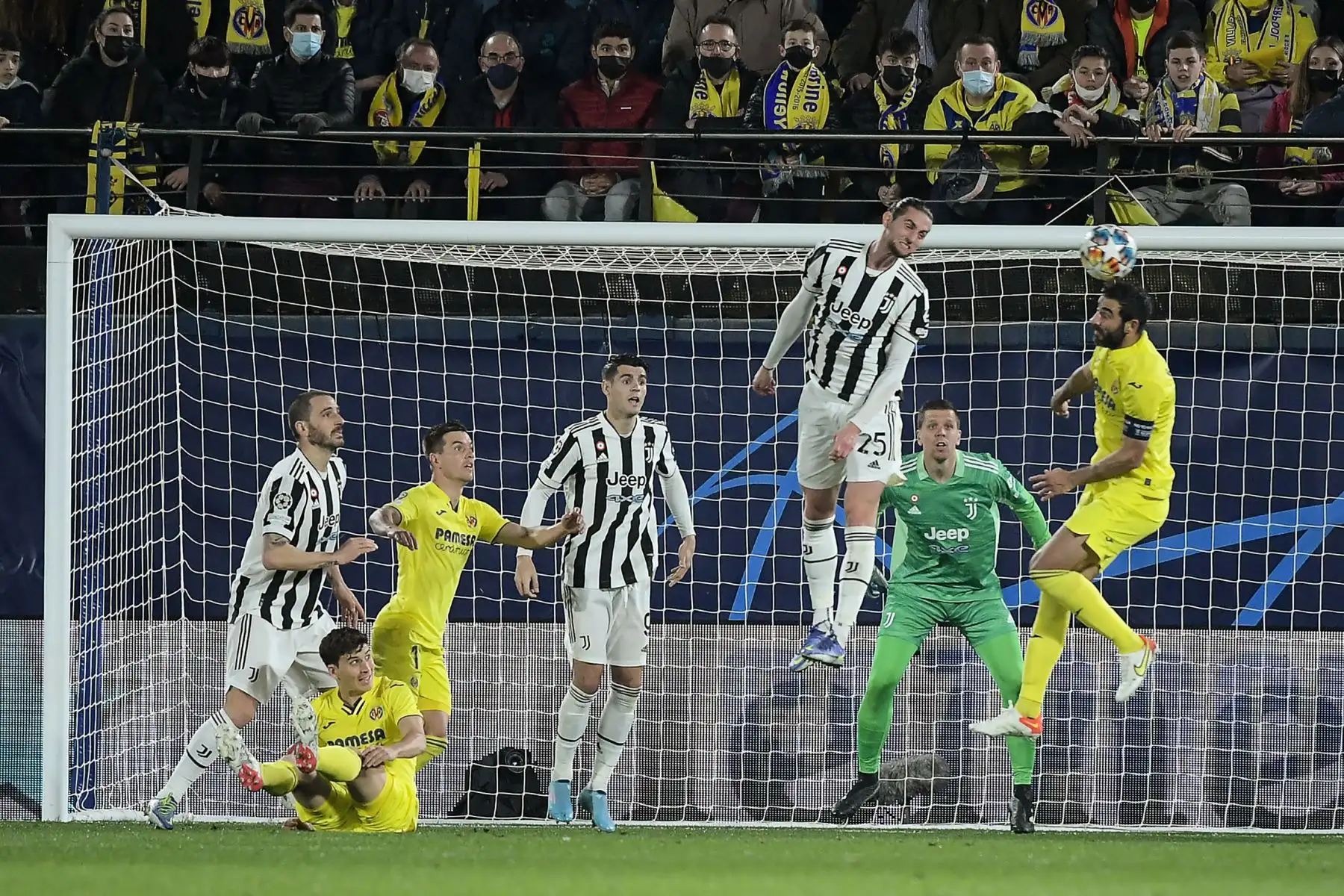 El defensa español del Villarreal, Raúl Albiol, cabecea el balón durante el partido de fútbol de la Liga de Campeones de la UEFA entre el Villarreal y la Juventus.
Foto: AFP