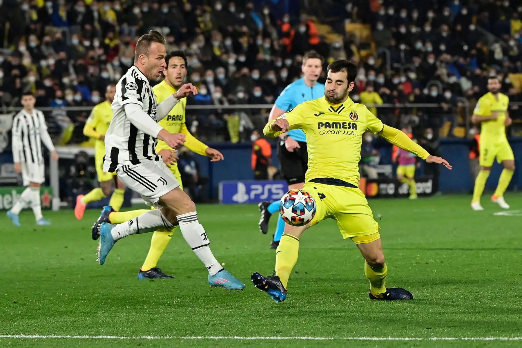 El mediocampista brasileño de la Juventus, Arthur, lucha por el balón con el mediocampista español del Villarreal, Manuel Trigueros, durante el partido de fútbol de la Liga de Campeones de la UEFA entre el Villarreal y la Juventus.
Foto: AFP