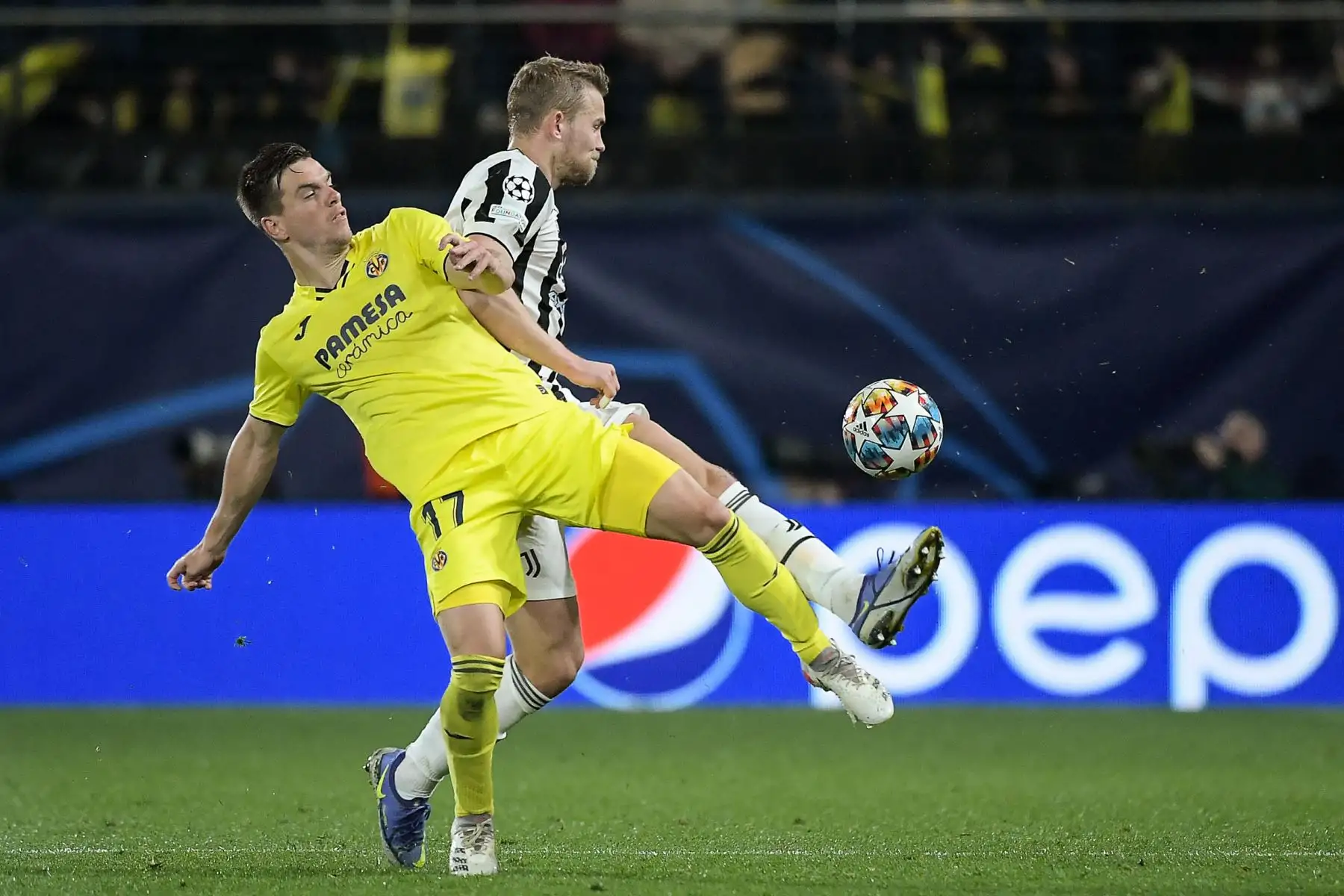 El centrocampista argentino del Villarreal, Giovani Lo Celso, lucha por el balón con el defensor holandés de la Juventus, Matthijs De Ligt, durante el partido de fútbol de la Liga de Campeones de la UEFA entre el Villarreal y la Juventus.
Foto: AFP