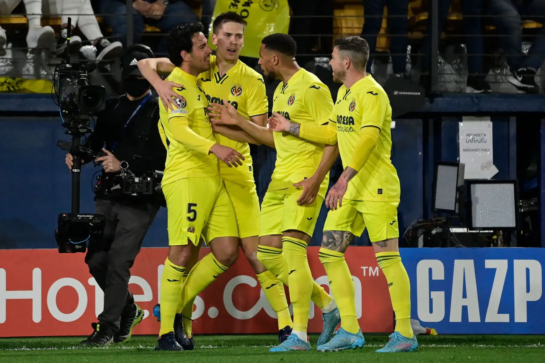 El centrocampista español del Villarreal, Daniel Parejo , celebra con sus compañeros de equipo después de marcar el primer gol de su equipo durante el partido de fútbol de la Liga de Campeones de la UEFA entre el Villarreal y la Juventus.
Foto: AFP