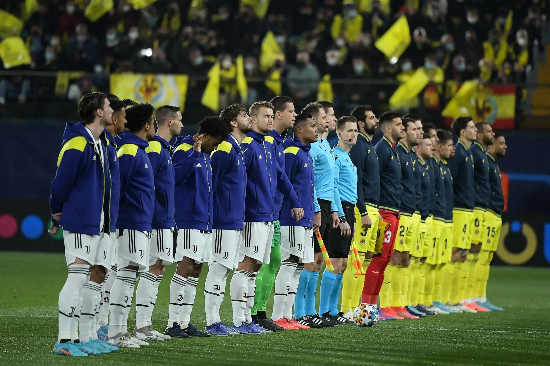 Los jugadores y los árbitros se alinean antes del inicio del partido de fútbol de la Liga de Campeones de la UEFA entre Villarreal y Juventus en el estadio La Cerámica de Villareal.
Foto: AFP