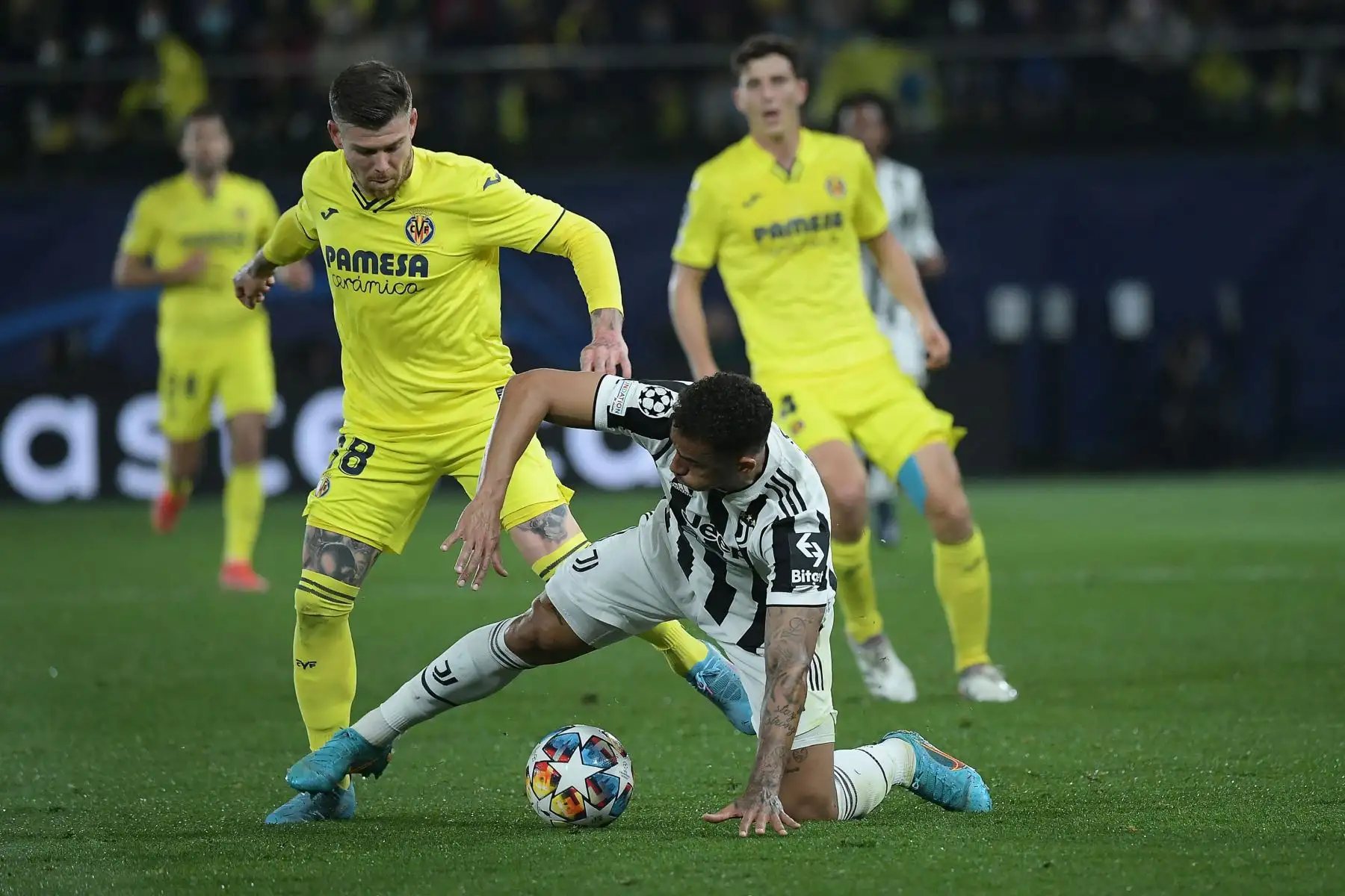 El defensa español del Villarreal, Alberto Moreno , lucha por el balón con el mediocampista francés del Villarreal, Etienne Capoue, durante el partido de fútbol de la Liga de Campeones de la UEFA entre el Villarreal y la Juventus.
Foto: AFP