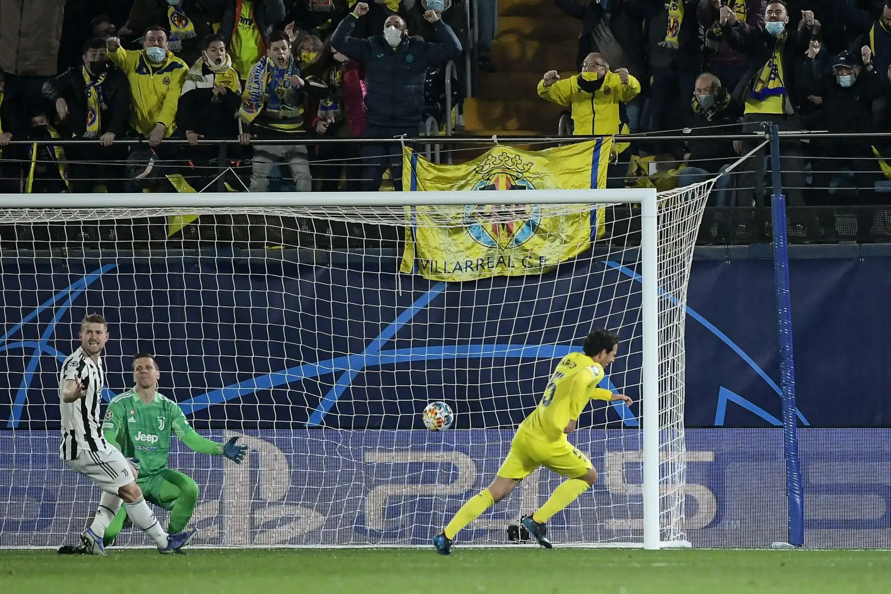 El centrocampista español del Villarreal, Daniel Parejo, celebra después de marcar el primer gol de su equipo durante el partido de fútbol de la Liga de Campeones de la UEFA entre el Villarreal y la Juventus.
Foto: AFP