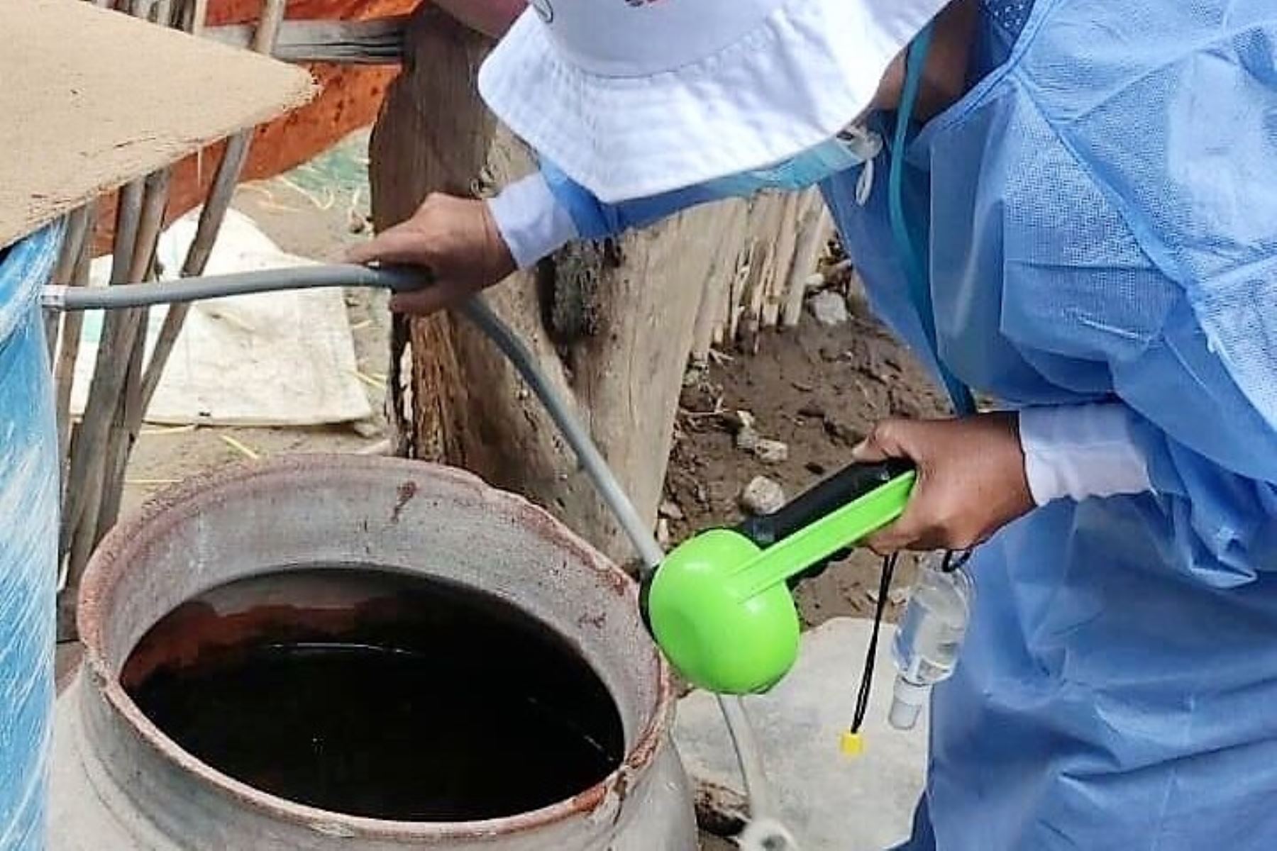 En Lambayeque, personal de salud realiza visitas casa por casa para eliminar criaderos del zancudo transmisor del dengue. Foto: ANDINA/Difusión