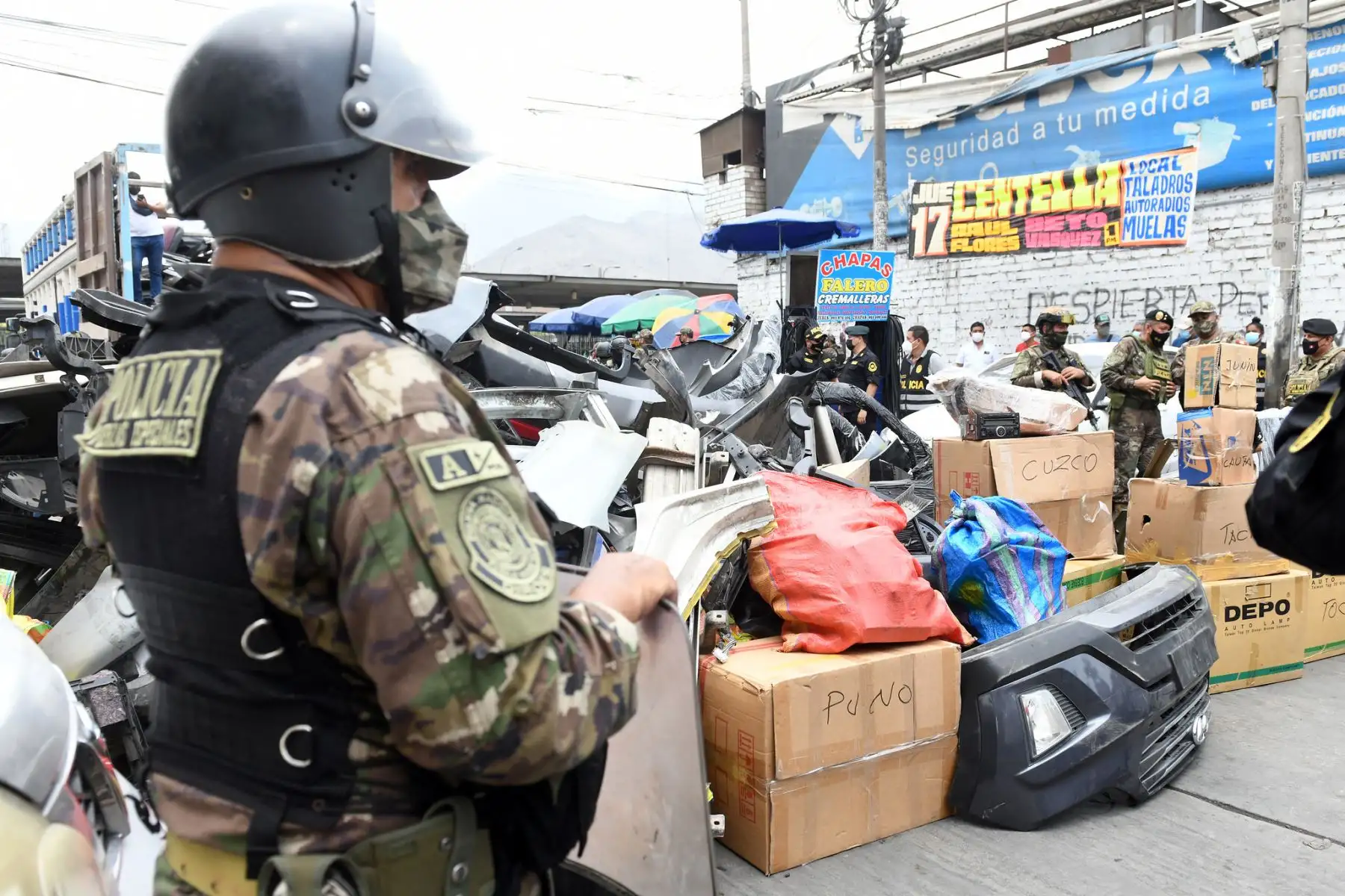 El ministro del Interior, Alfonso Chávarry, supervisó  los resultados del operativo “Cazador 2022” ejecutado por la Policía Nacional del Perú (PNP) en el mercado ilegal de autopartes conocido como “La 50”, en el distrito de Independencia, en el marco del estado de emergencia decretado para Lima y Callao.
Foto: Mininter