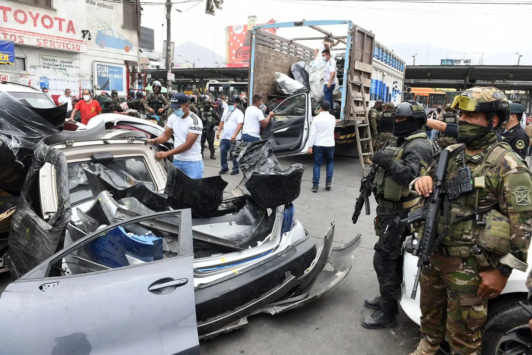 El ministro del Interior, Alfonso Chávarry, supervisó  los resultados del operativo “Cazador 2022” ejecutado por la Policía Nacional del Perú (PNP) en el mercado ilegal de autopartes conocido como “La 50”, en el distrito de Independencia, en el marco del estado de emergencia decretado para Lima y Callao.
Foto: Mininter