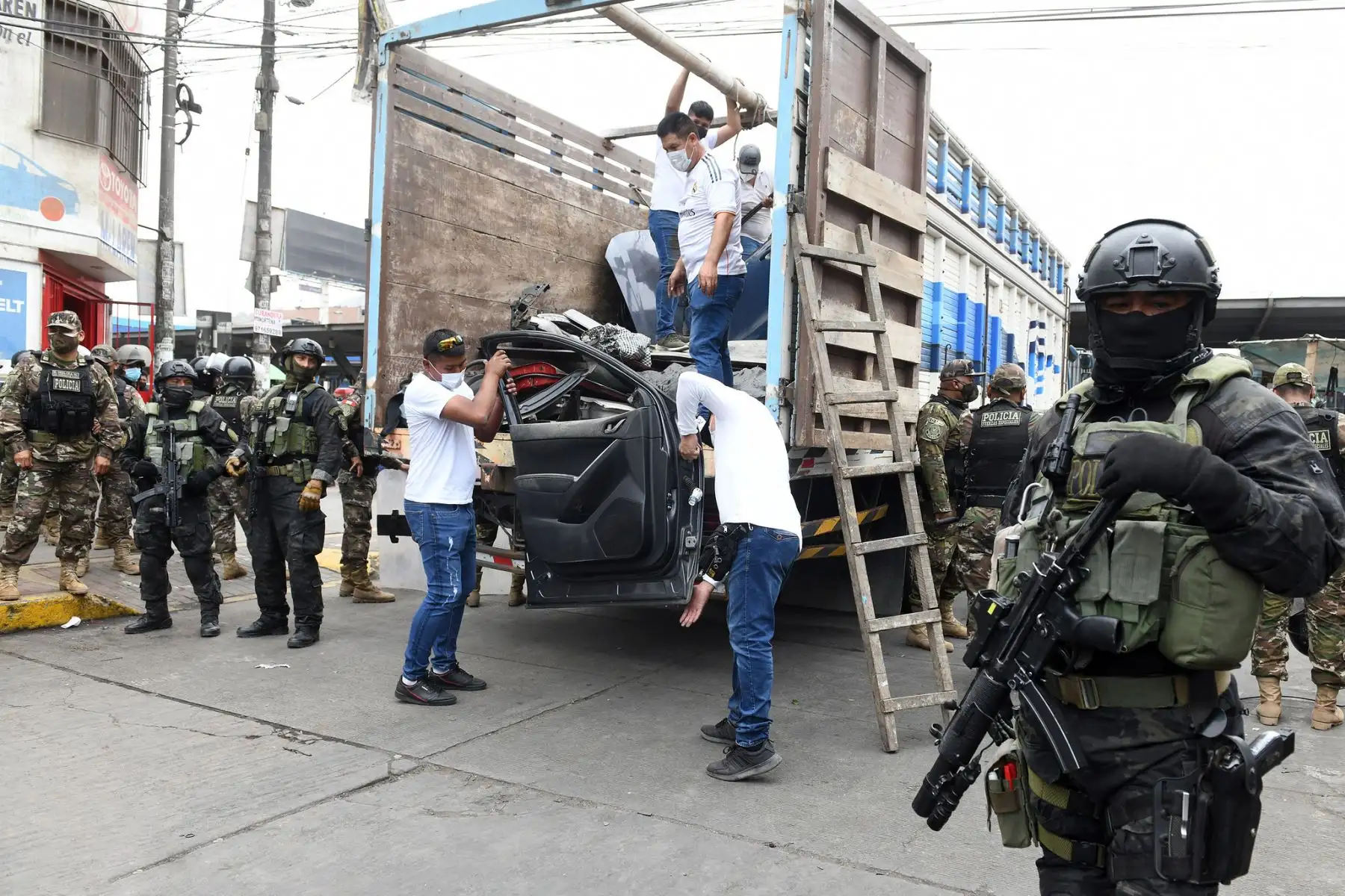El ministro del Interior, Alfonso Chávarry, supervisó  los resultados del operativo “Cazador 2022” ejecutado por la Policía Nacional del Perú (PNP) en el mercado ilegal de autopartes conocido como “La 50”, en el distrito de Independencia, en el marco del estado de emergencia decretado para Lima y Callao.
Foto: Mininter