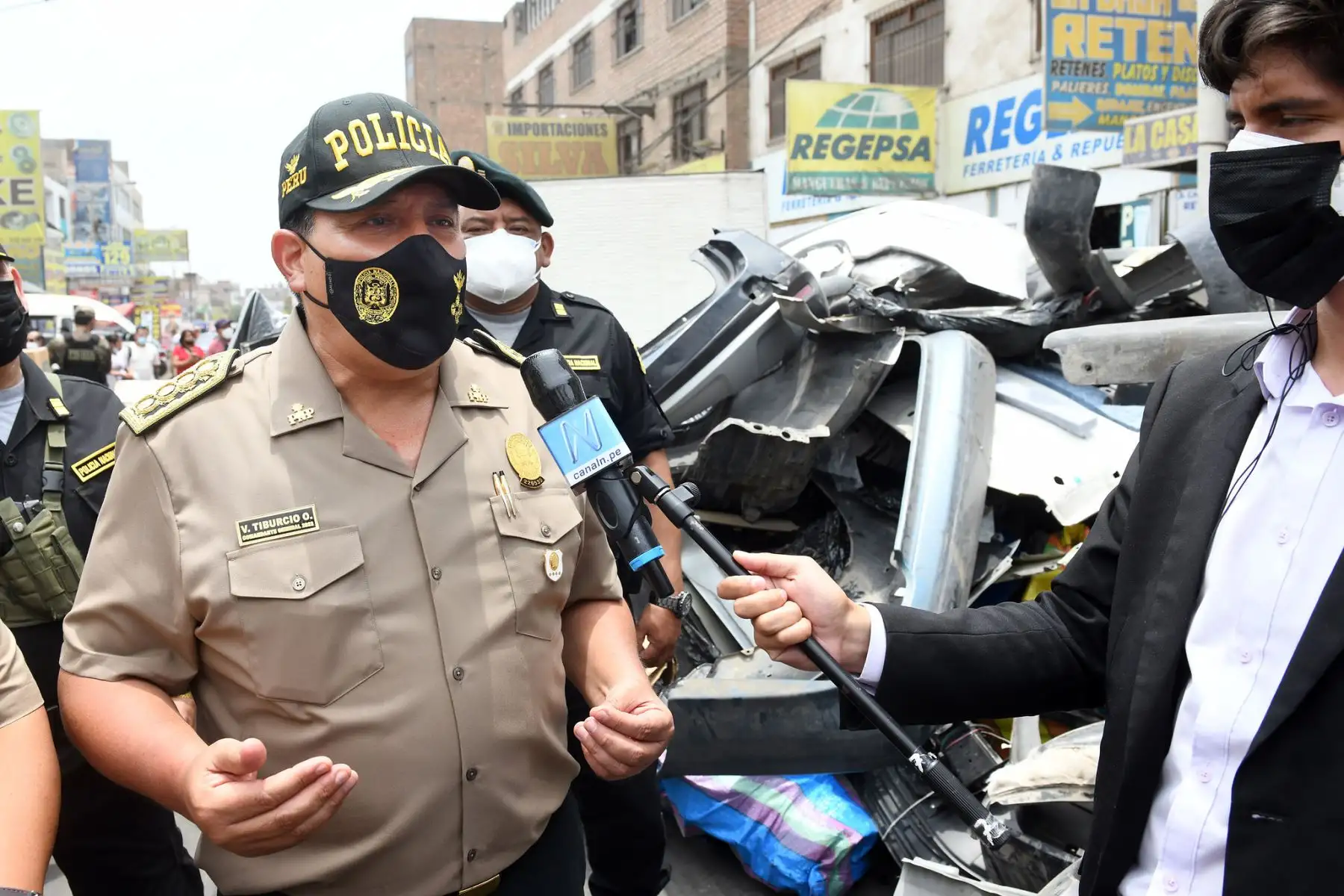 El ministro del Interior, Alfonso Chávarry, supervisó  los resultados del operativo “Cazador 2022” ejecutado por la Policía Nacional del Perú (PNP) en el mercado ilegal de autopartes conocido como “La 50”, en el distrito de Independencia, en el marco del estado de emergencia decretado para Lima y Callao.
Foto: Mininter