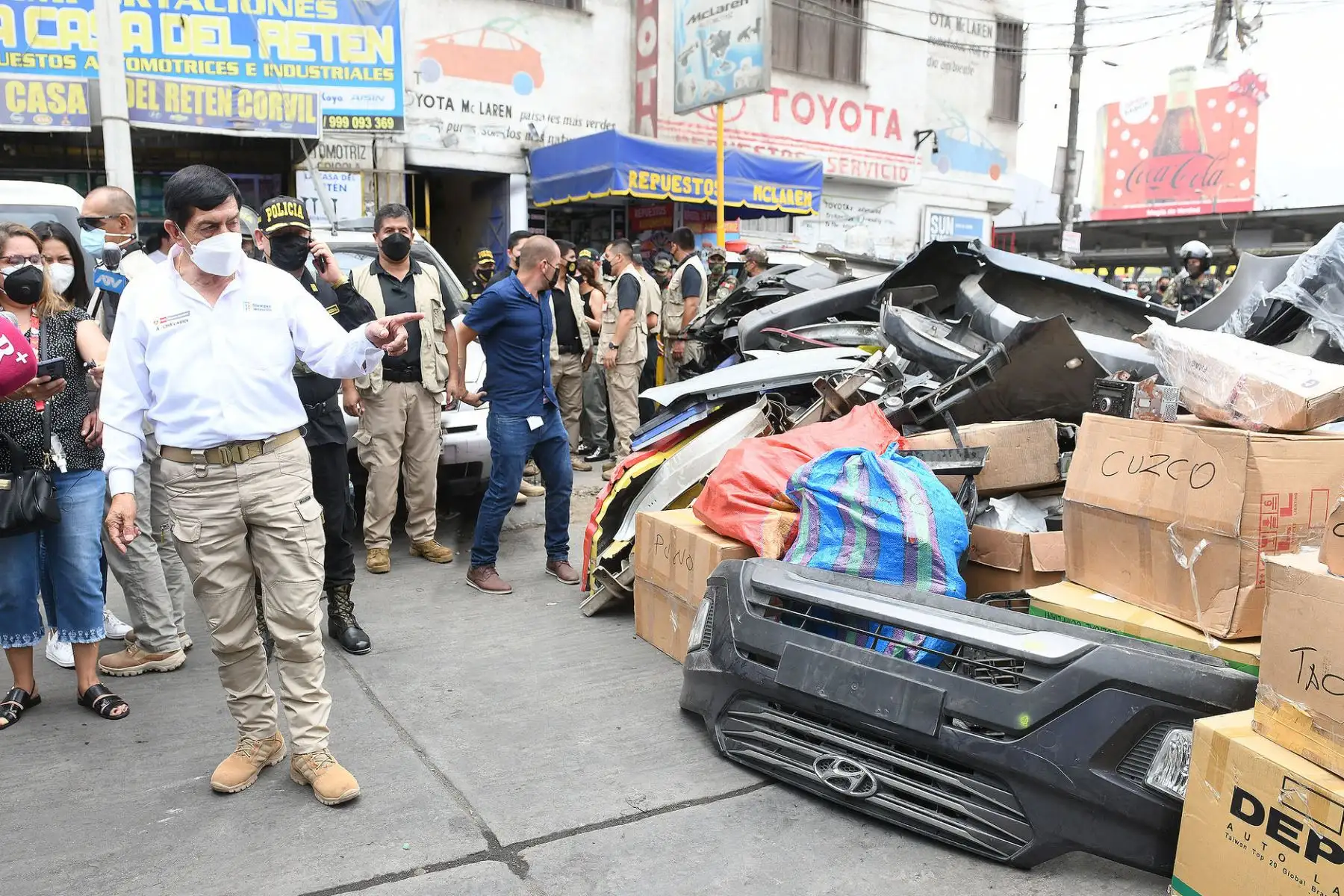 El ministro del Interior, Alfonso Chávarry, supervisó  los resultados del operativo “Cazador 2022” ejecutado por la Policía Nacional del Perú (PNP) en el mercado ilegal de autopartes conocido como “La 50”, en el distrito de Independencia, en el marco del estado de emergencia decretado para Lima y Callao.
Foto: Mininter