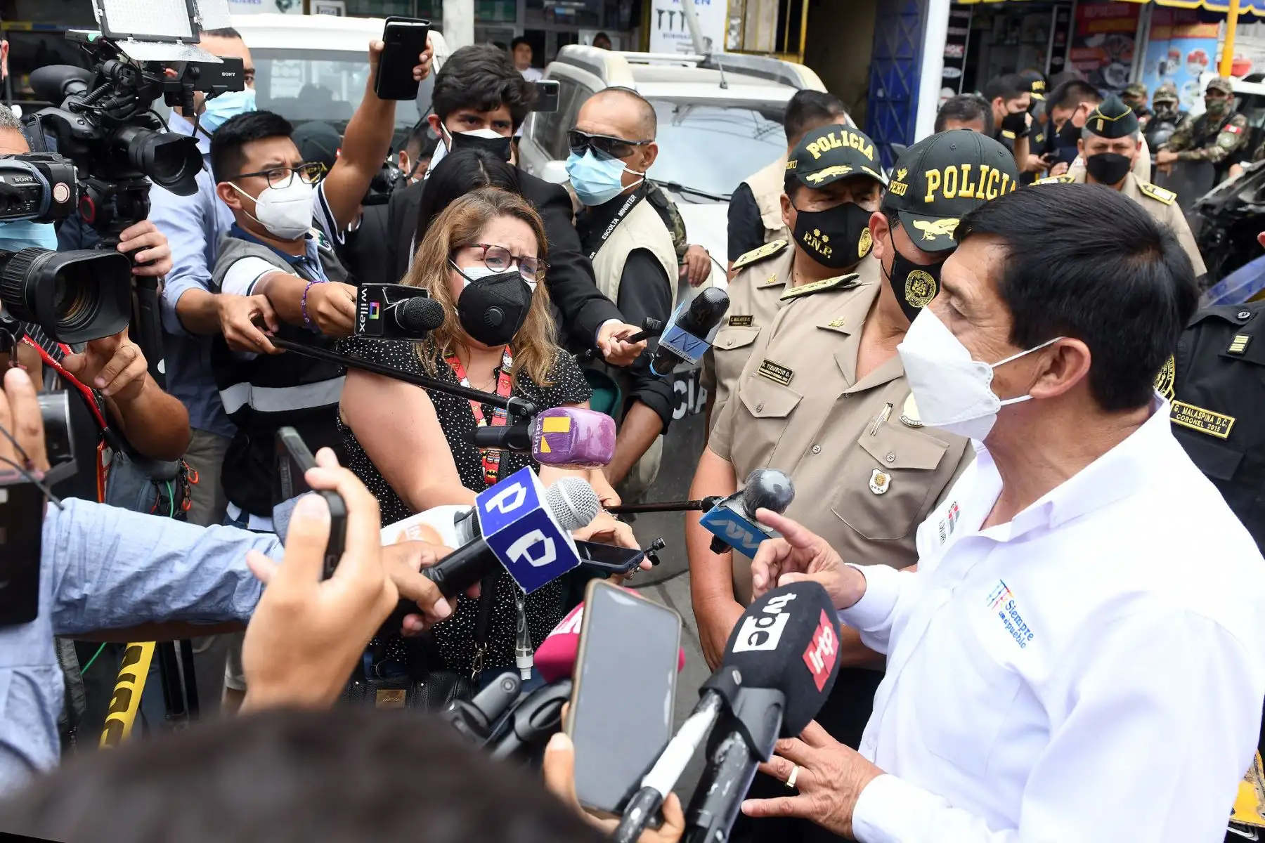 El ministro del Interior, Alfonso Chávarry, supervisó  los resultados del operativo “Cazador 2022” ejecutado por la Policía Nacional del Perú (PNP) en el mercado ilegal de autopartes conocido como “La 50”, en el distrito de Independencia, en el marco del estado de emergencia decretado para Lima y Callao.
Foto: Mininter