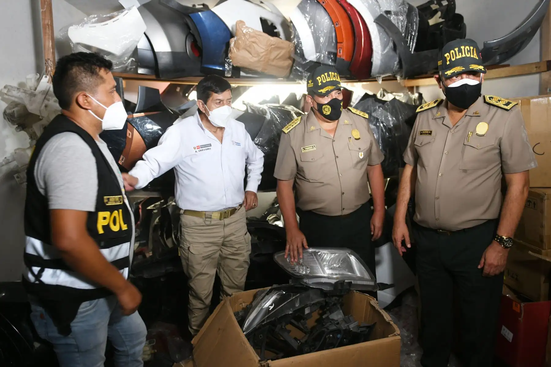 El ministro del Interior, Alfonso Chávarry, supervisó  los resultados del operativo “Cazador 2022” ejecutado por la Policía Nacional del Perú (PNP) en el mercado ilegal de autopartes conocido como “La 50”, en el distrito de Independencia, en el marco del estado de emergencia decretado para Lima y Callao.
Foto: Mininter