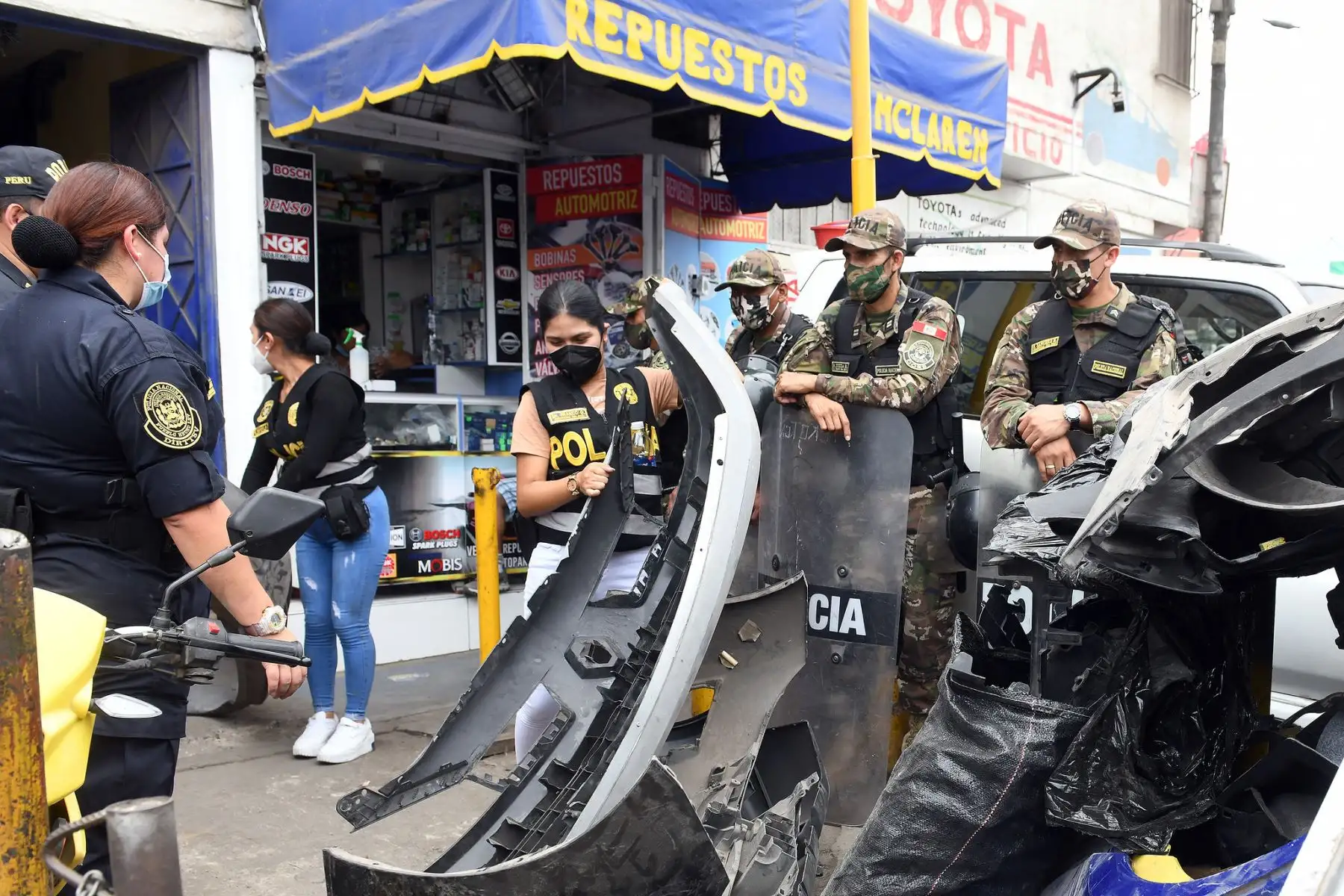 El ministro del Interior, Alfonso Chávarry, supervisó  los resultados del operativo “Cazador 2022” ejecutado por la Policía Nacional del Perú (PNP) en el mercado ilegal de autopartes conocido como “La 50”, en el distrito de Independencia, en el marco del estado de emergencia decretado para Lima y Callao.
Foto: Mininter