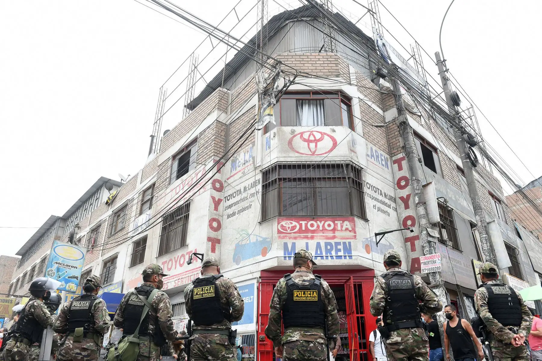 El ministro del Interior, Alfonso Chávarry, supervisó  los resultados del operativo “Cazador 2022” ejecutado por la Policía Nacional del Perú (PNP) en el mercado ilegal de autopartes conocido como “La 50”, en el distrito de Independencia, en el marco del estado de emergencia decretado para Lima y Callao.
Foto: Mininter