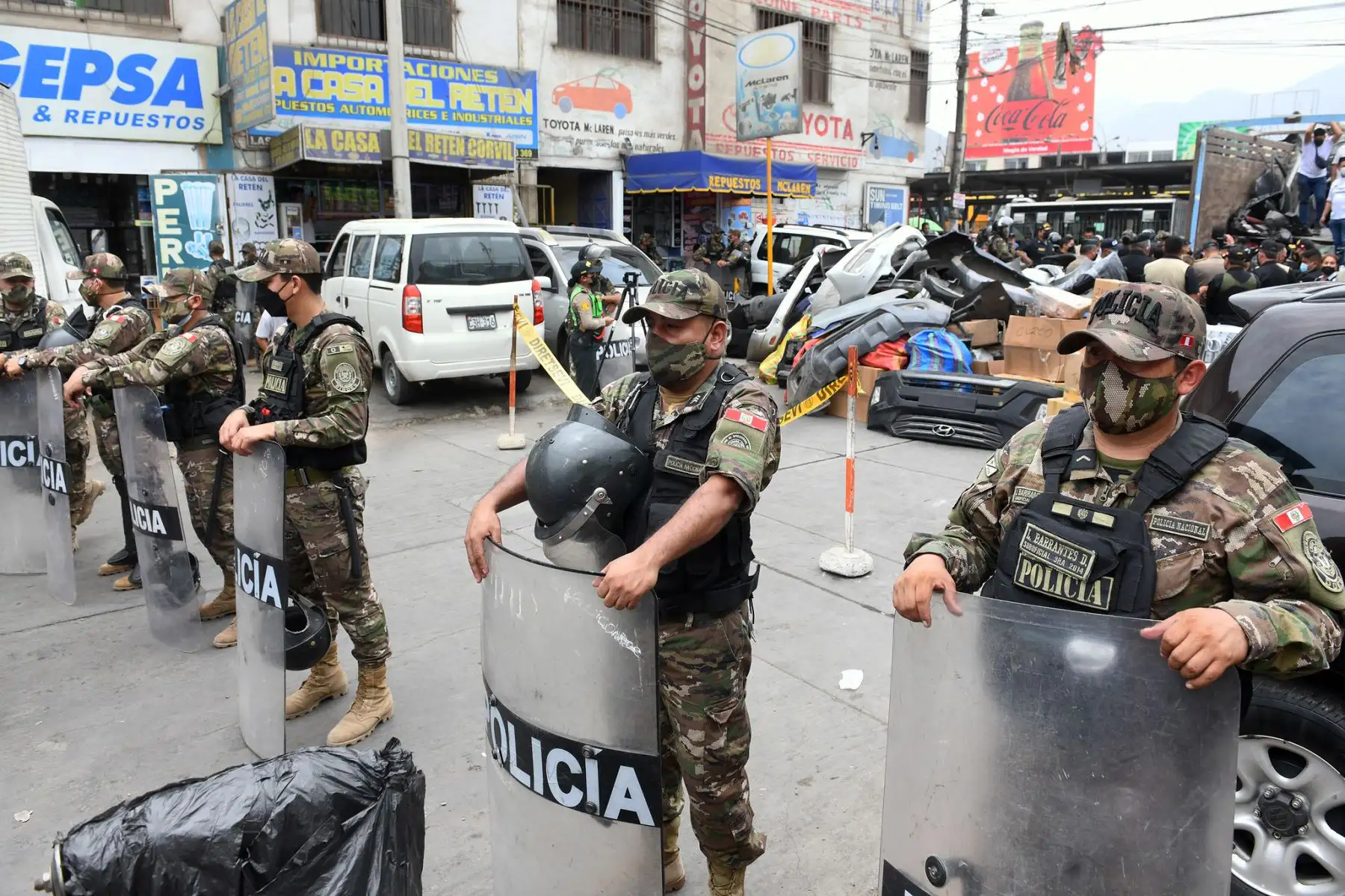 El ministro del Interior, Alfonso Chávarry, supervisó  los resultados del operativo “Cazador 2022” ejecutado por la Policía Nacional del Perú (PNP) en el mercado ilegal de autopartes conocido como “La 50”, en el distrito de Independencia, en el marco del estado de emergencia decretado para Lima y Callao.
Foto: Mininter