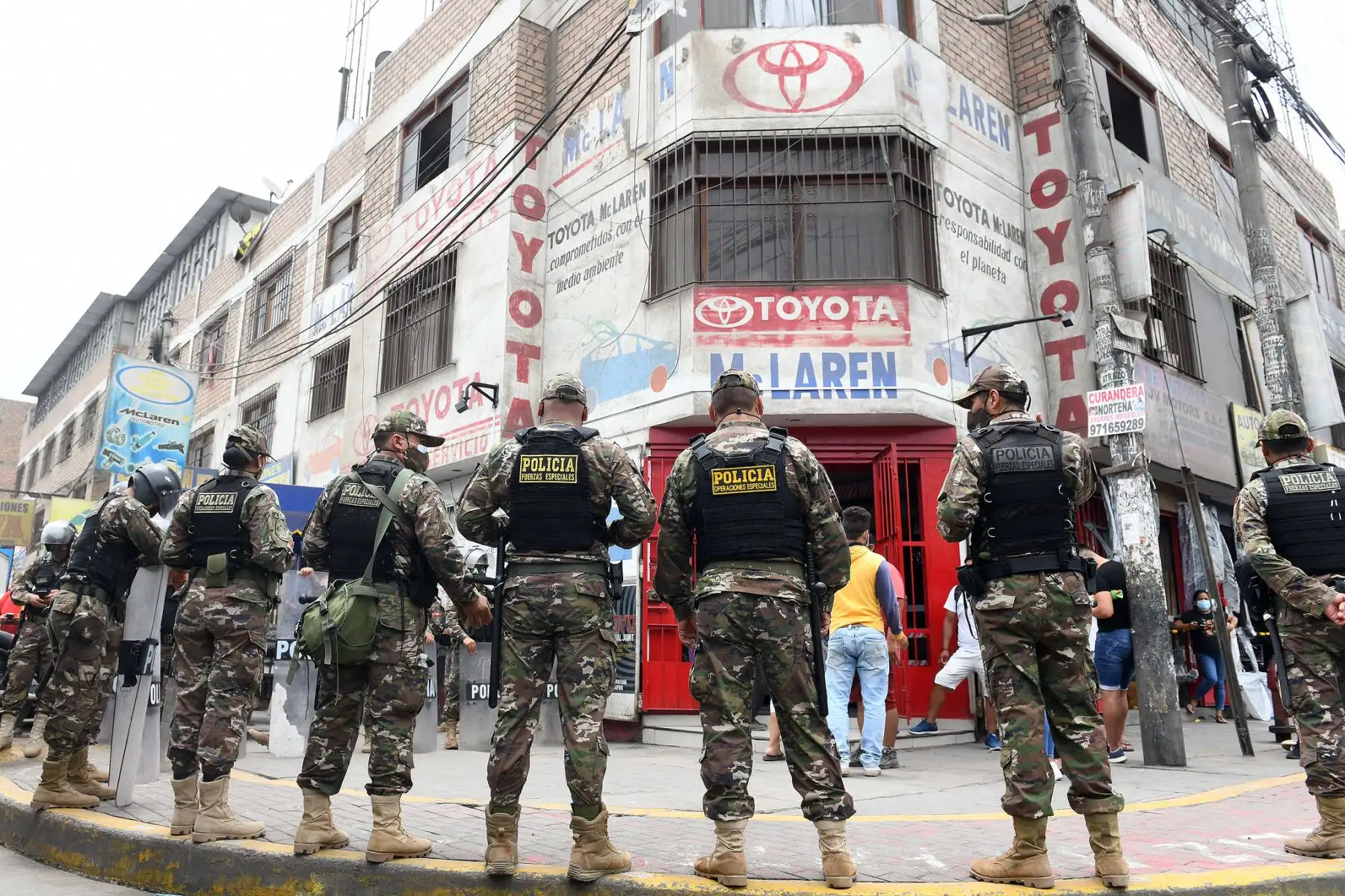 El ministro del Interior, Alfonso Chávarry, supervisó  los resultados del operativo “Cazador 2022” ejecutado por la Policía Nacional del Perú (PNP) en el mercado ilegal de autopartes conocido como “La 50”, en el distrito de Independencia, en el marco del estado de emergencia decretado para Lima y Callao.
Foto: Mininter