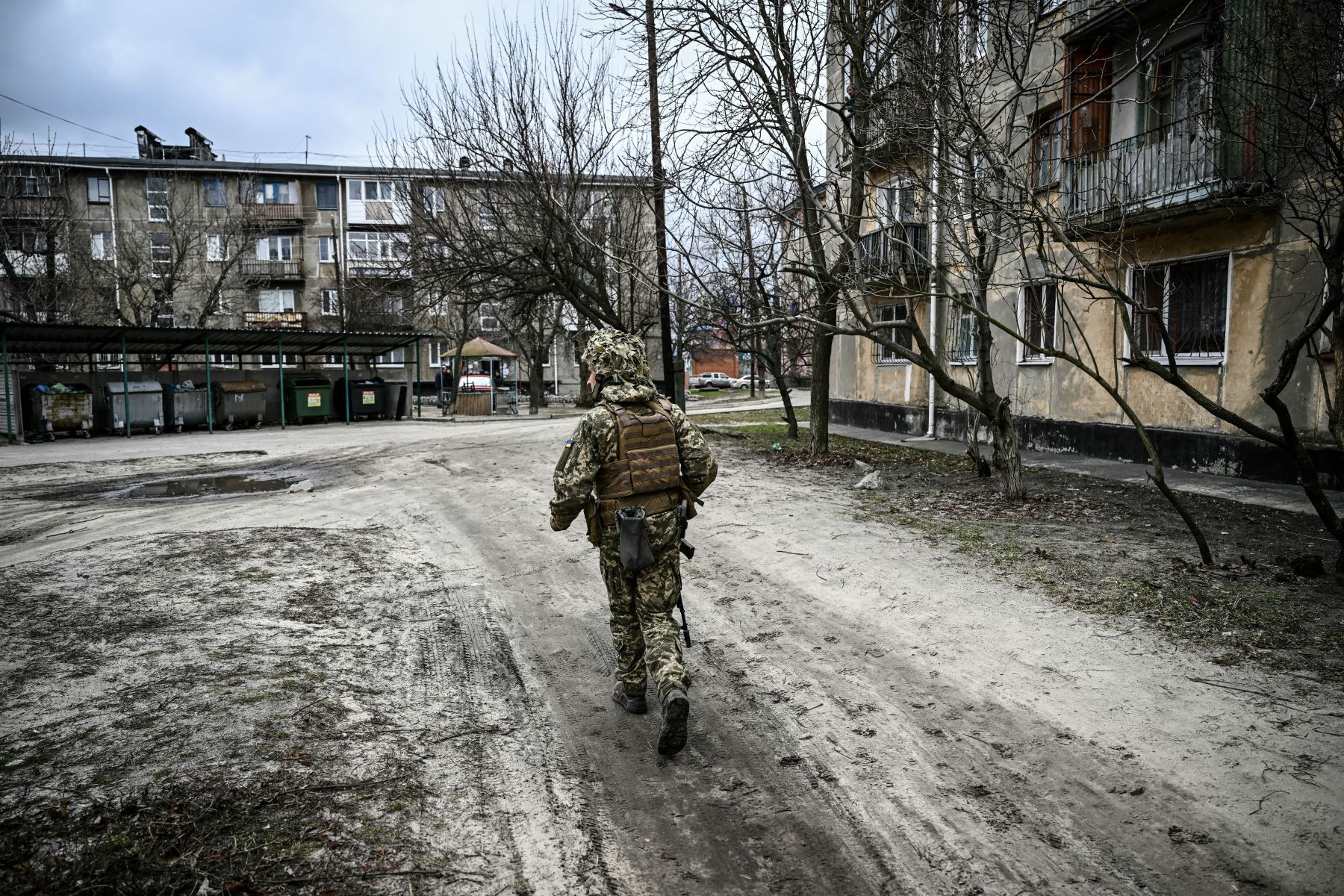 Un soldado del ejército de Ucrania camina en la ciudad de Schastia, cerca de la ciudad de Lugansk, en el este de Ucrania. Foto: AFP.