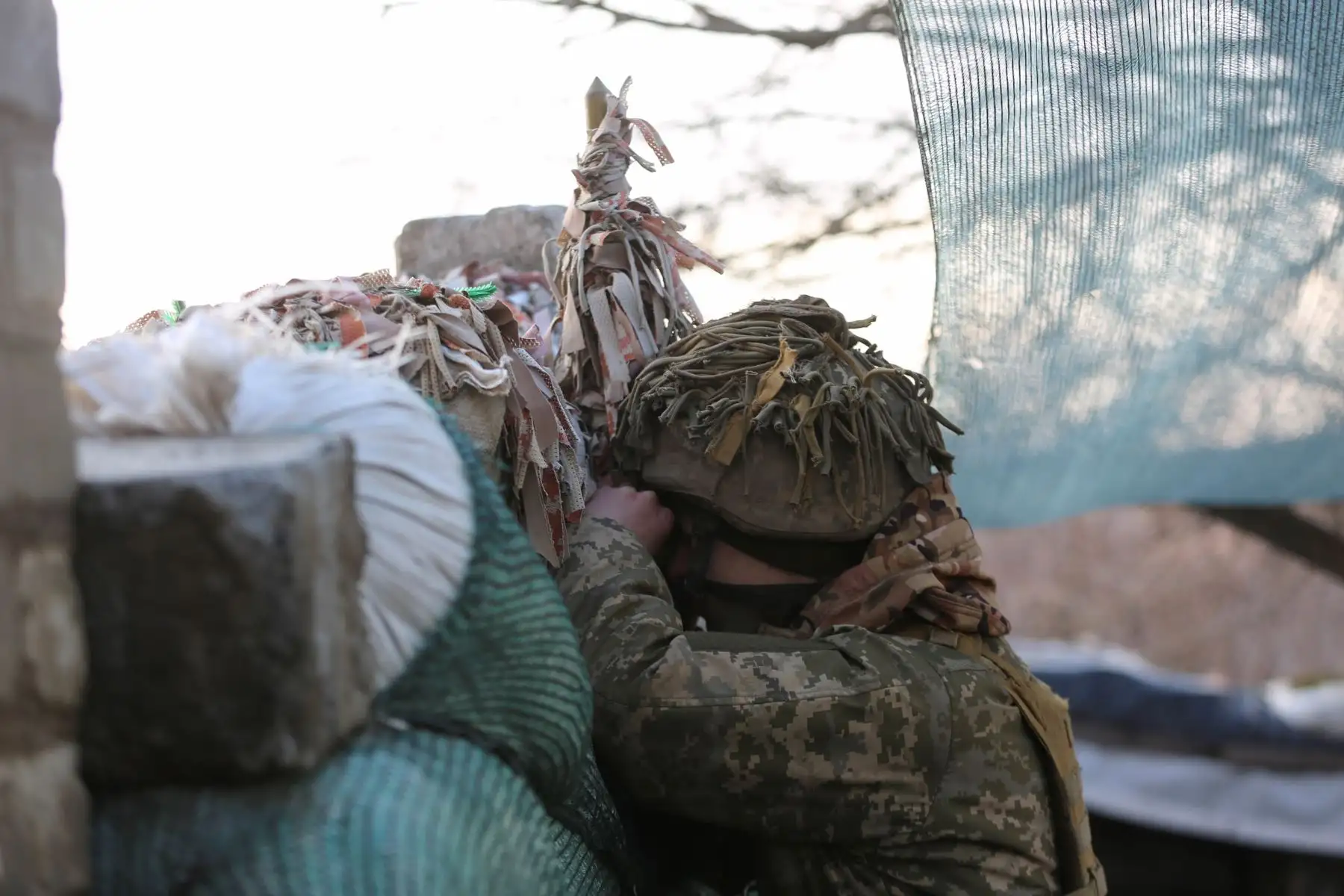 Un militar ucraniano verifica la situación en la posición cerca de la aldea de Zaytseve, no lejos de la ciudad controlada por militantes prorrusos del área de Gorlivka Donetsk. Foto: EFE