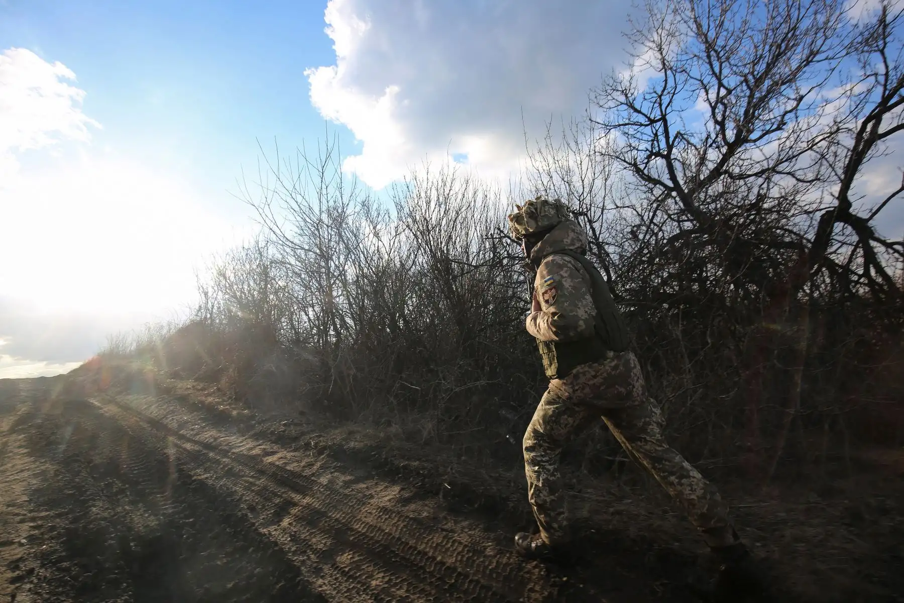 Un militar ucraniano verifica la situación en la posición cerca de la aldea de Zaytseve, no lejos de la ciudad controlada por militantes prorrusos del área de Gorlivka Donetsk. Foto: EFE