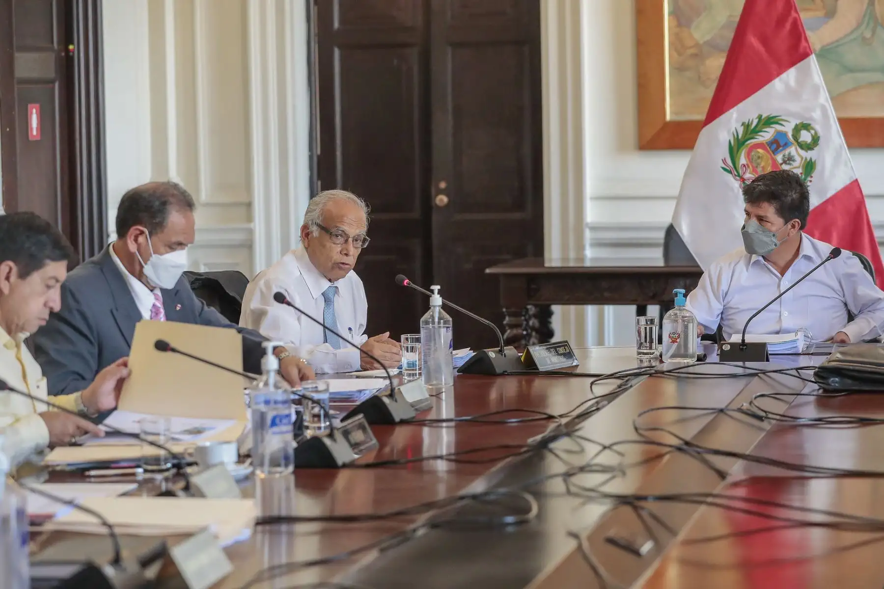 El presidente Pedro Castillo, lidera la sesión del Consejo de Ministros, en la cual, junto con el jefe de la PCM y los titulares de los sectores, articula las acciones del Gobierno para atender las necesidades del país, en favor de la población. Foto: ANDINA/ Prensa Presidencia