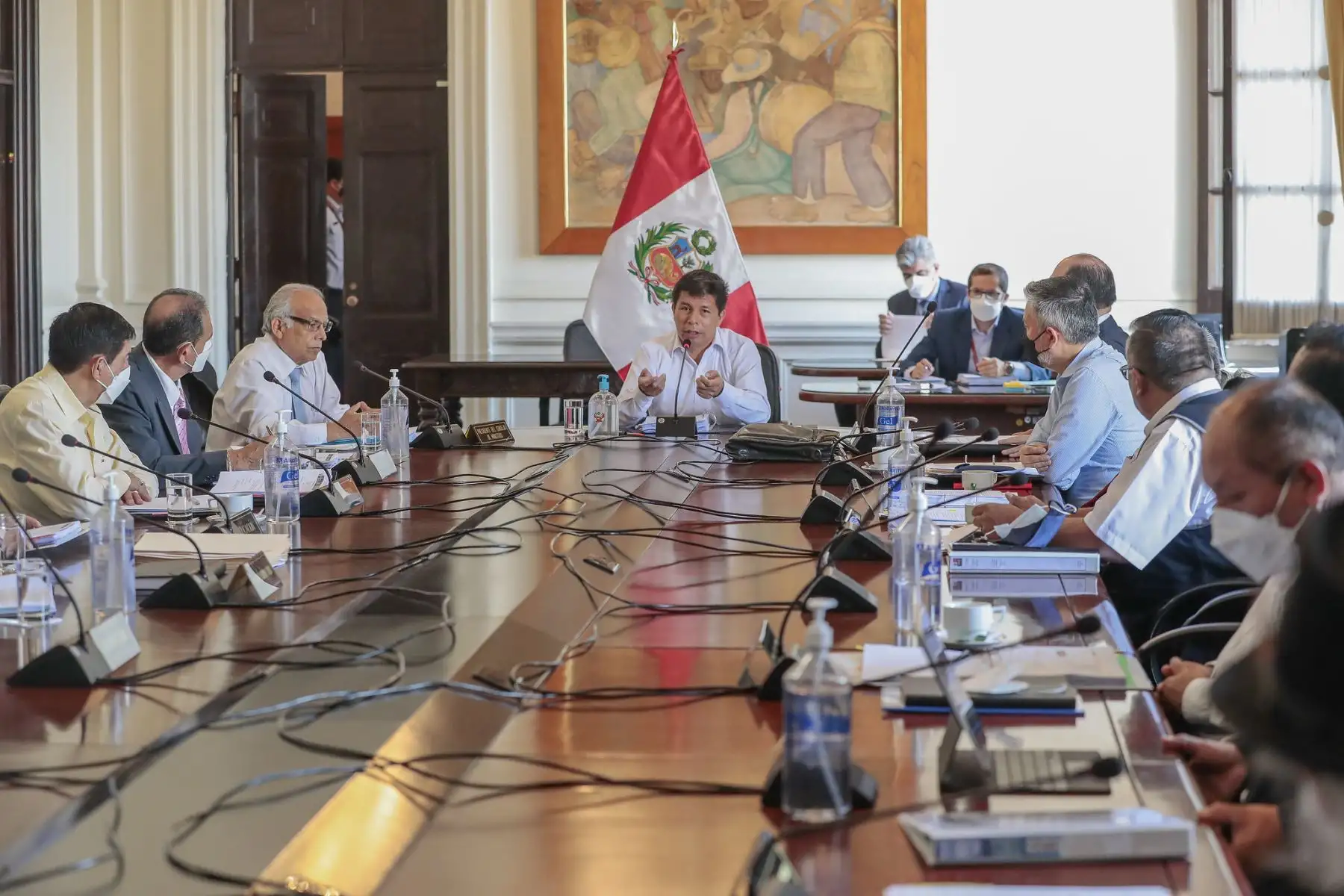 El presidente Pedro Castillo, lidera la sesión del Consejo de Ministros, en la cual, junto con el jefe de la PCM y los titulares de los sectores, articula las acciones del Gobierno para atender las necesidades del país, en favor de la población. Foto: ANDINA/ Prensa Presidencia