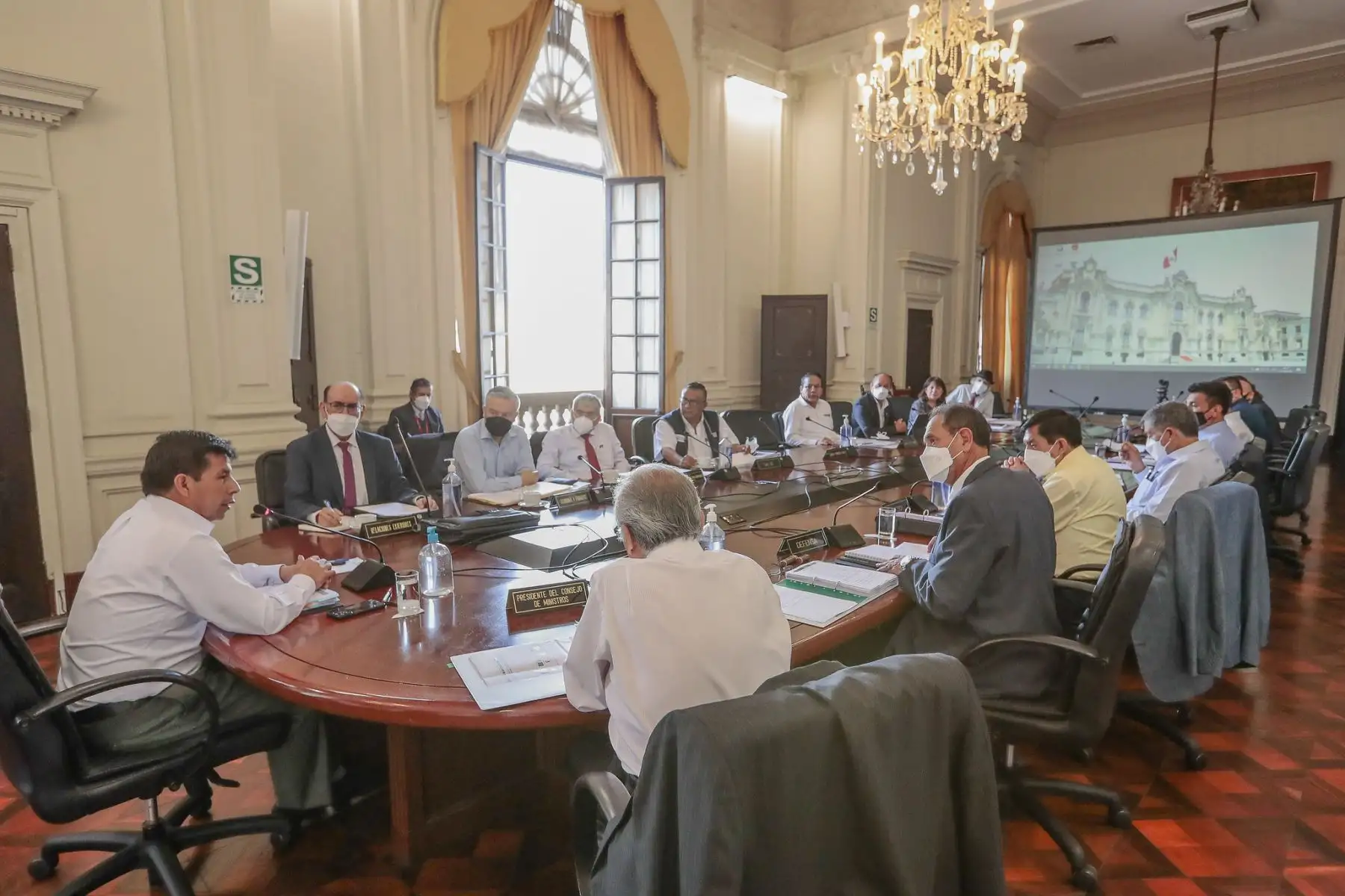 El presidente Pedro Castillo, lidera la sesión del Consejo de Ministros, en la cual, junto con el jefe de la PCM y los titulares de los sectores, articula las acciones del Gobierno para atender las necesidades del país, en favor de la población. Foto: ANDINA/ Prensa Presidencia