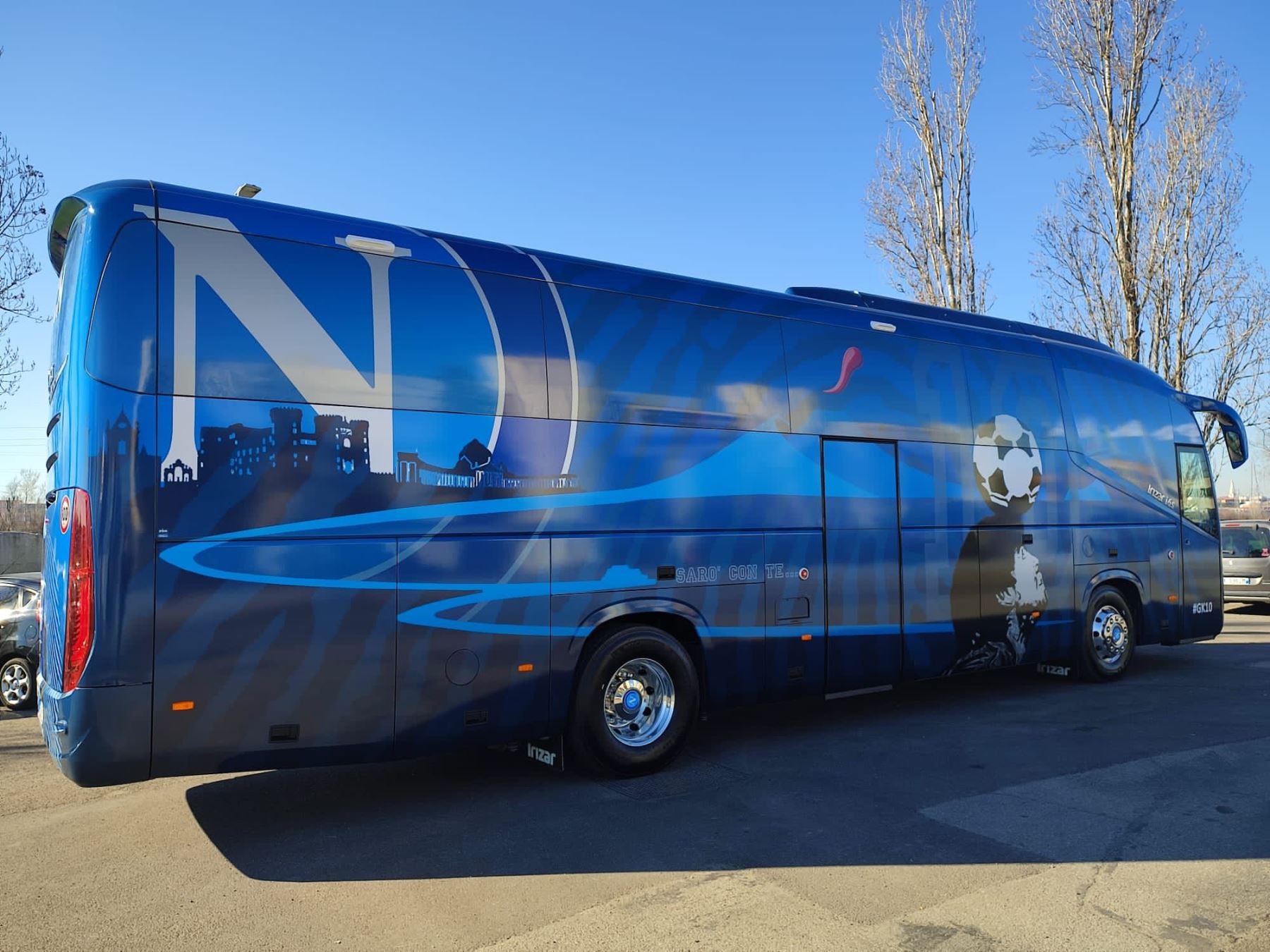 El Nápoles adquirió autobuses con la imagen de Diego Maradona