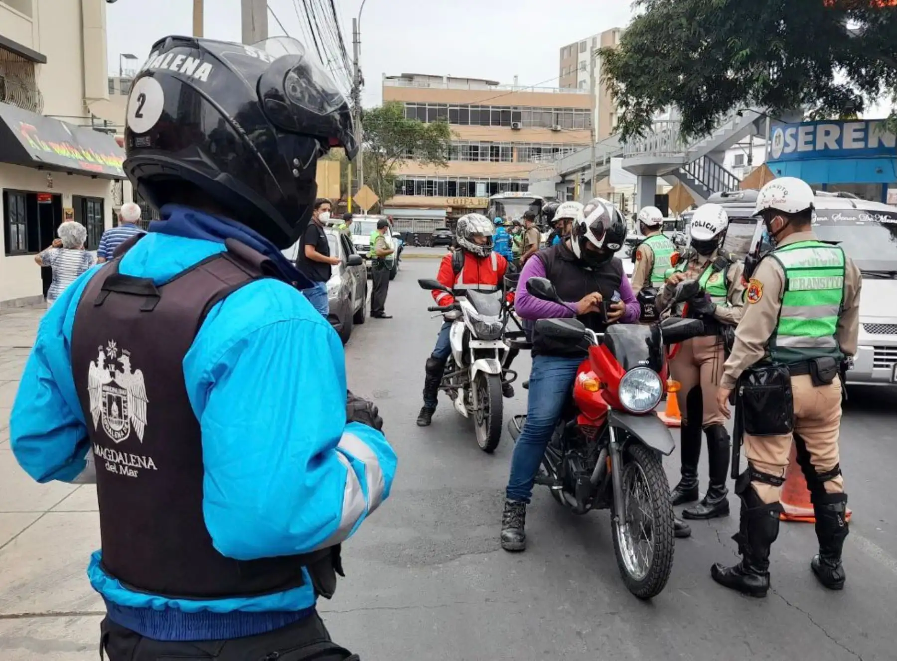 Los efectivos policiales, con el apoyo del personal de Serenazgo y Fiscalización de la comuna, proceden a verificar también eventuales placas borrosas, adulteradas o que no sean exhibidas claramente. Foto: Difusión