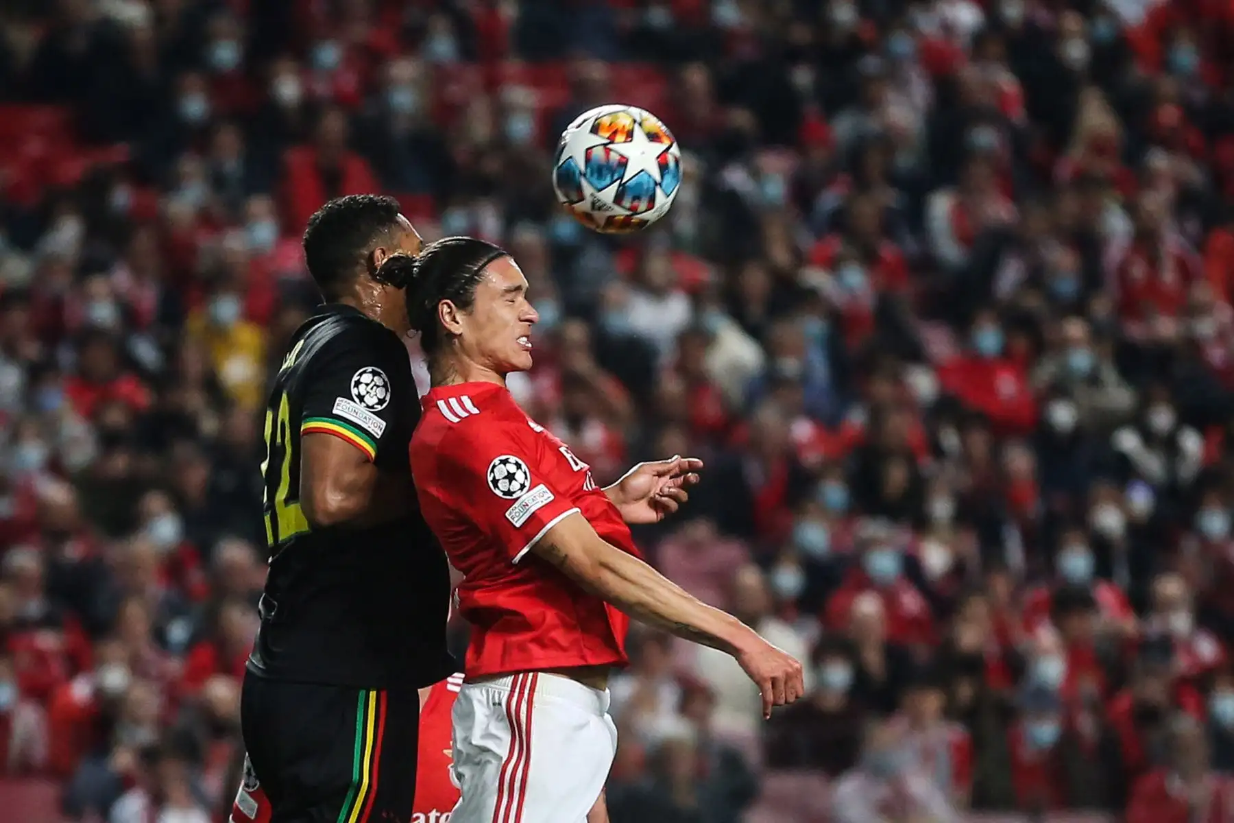 El delantero uruguayo del Benfica, Darwin Núñez compite con el delantero marfileño del Ajax, Sebastien Haller, durante el partido de fútbol de la Liga de Campeones de la UEFA entre el SL Benfica y el Ajax.
Foto: AFP