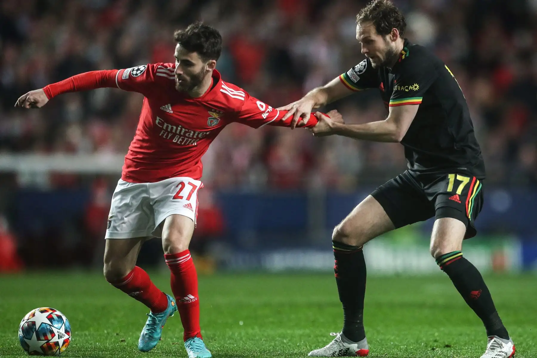 El defensor holandés del Ajax, Daley Blind , compite con el mediocampista portugués del Benfica, Rafa Silva, durante el partido de fútbol de la Liga de Campeones de la UEFA entre el SL Benfica y el Ajax.
Foto: AFP