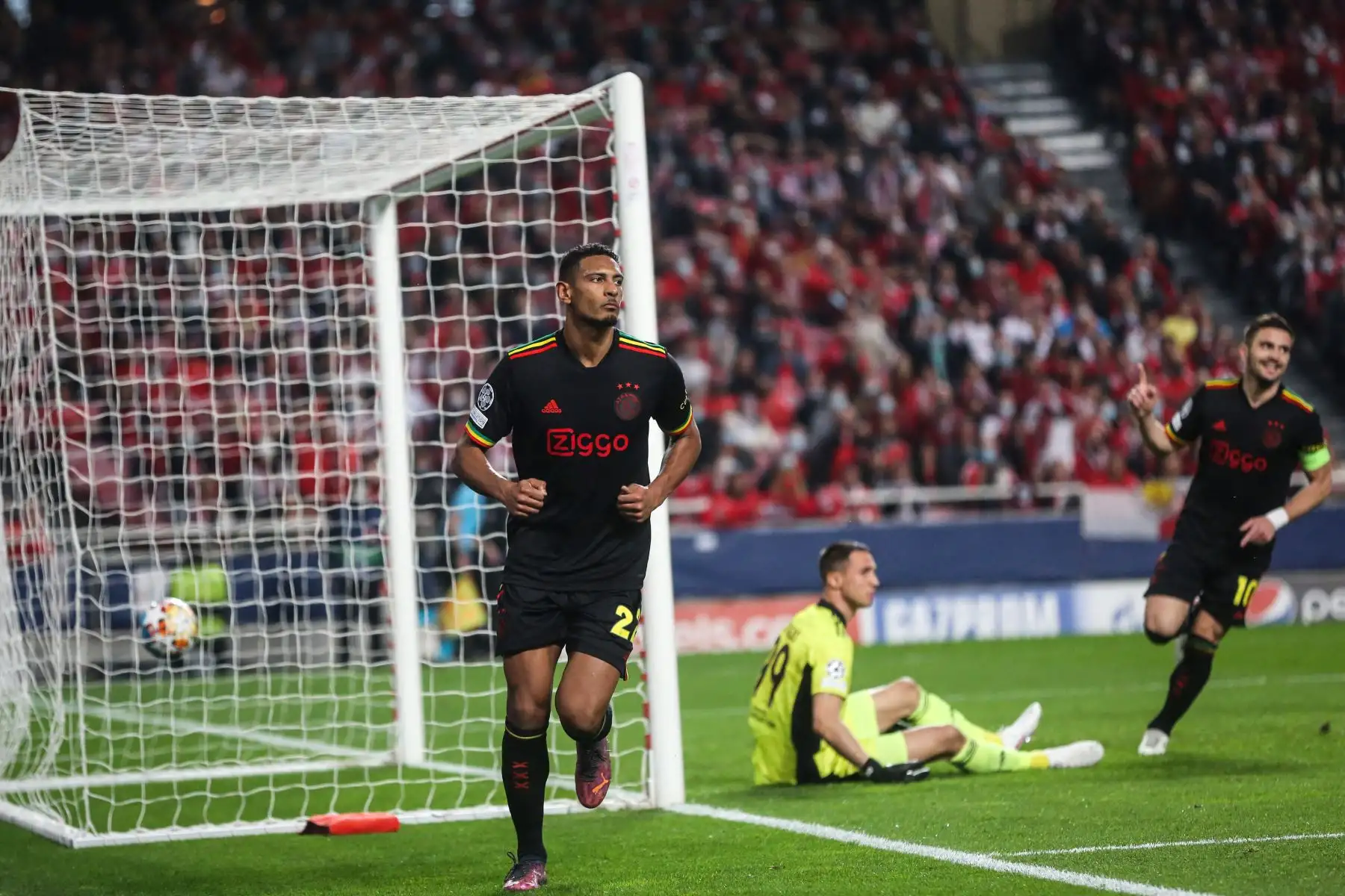 El delantero marfileño del Ajax, Sebastien Haller, celebra después de marcar un gol durante el partido de fútbol de la Liga de Campeones de la UEFA entre el SL Benfica y el Ajax.
Foto: AFP