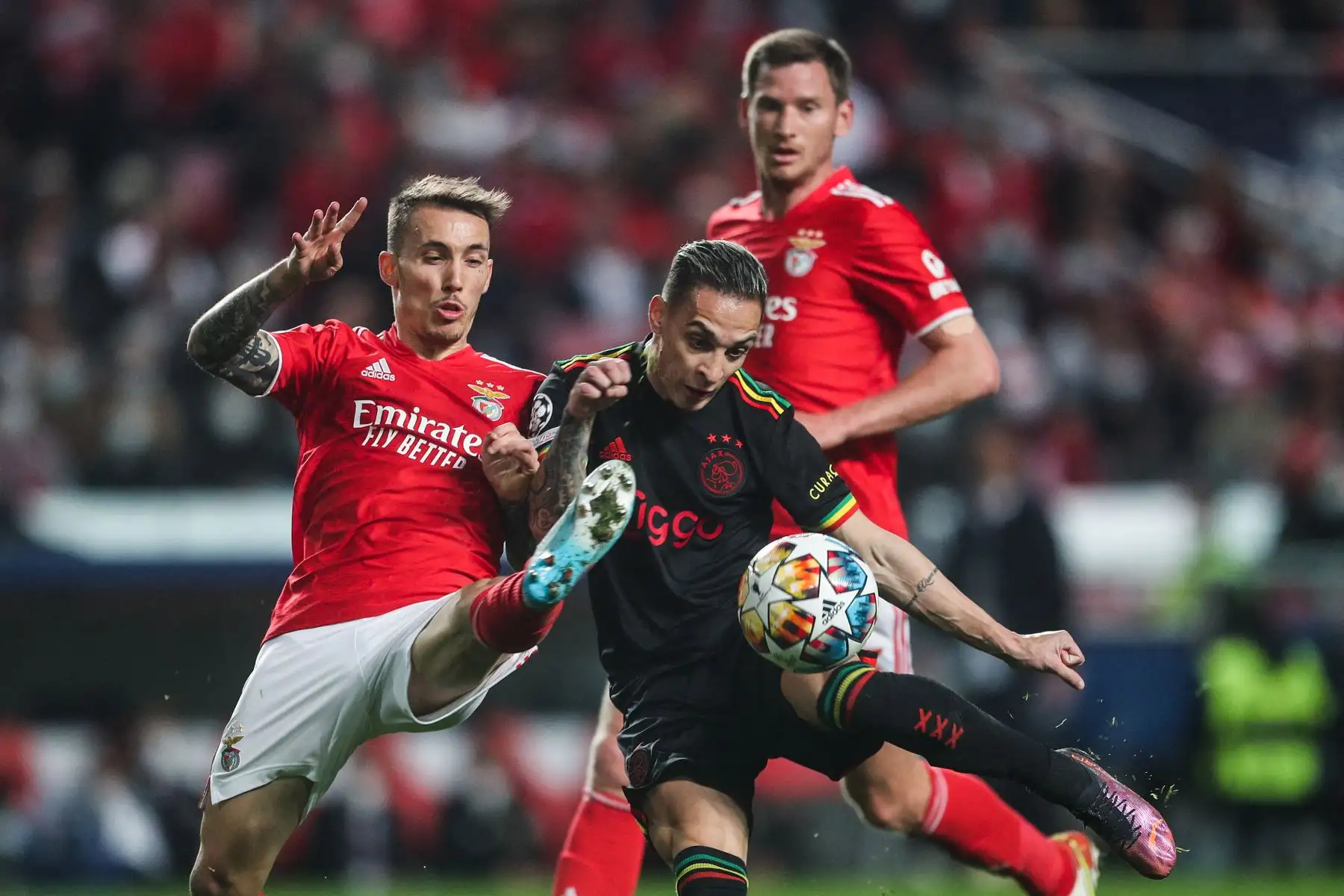El centrocampista español del Benfica, Alex Grimaldo , compite con el delantero brasileño del Ajax, Antony, durante el partido de fútbol de la Liga de Campeones de la UEFA entre el SL Benfica y el Ajax.
Foto: AFP