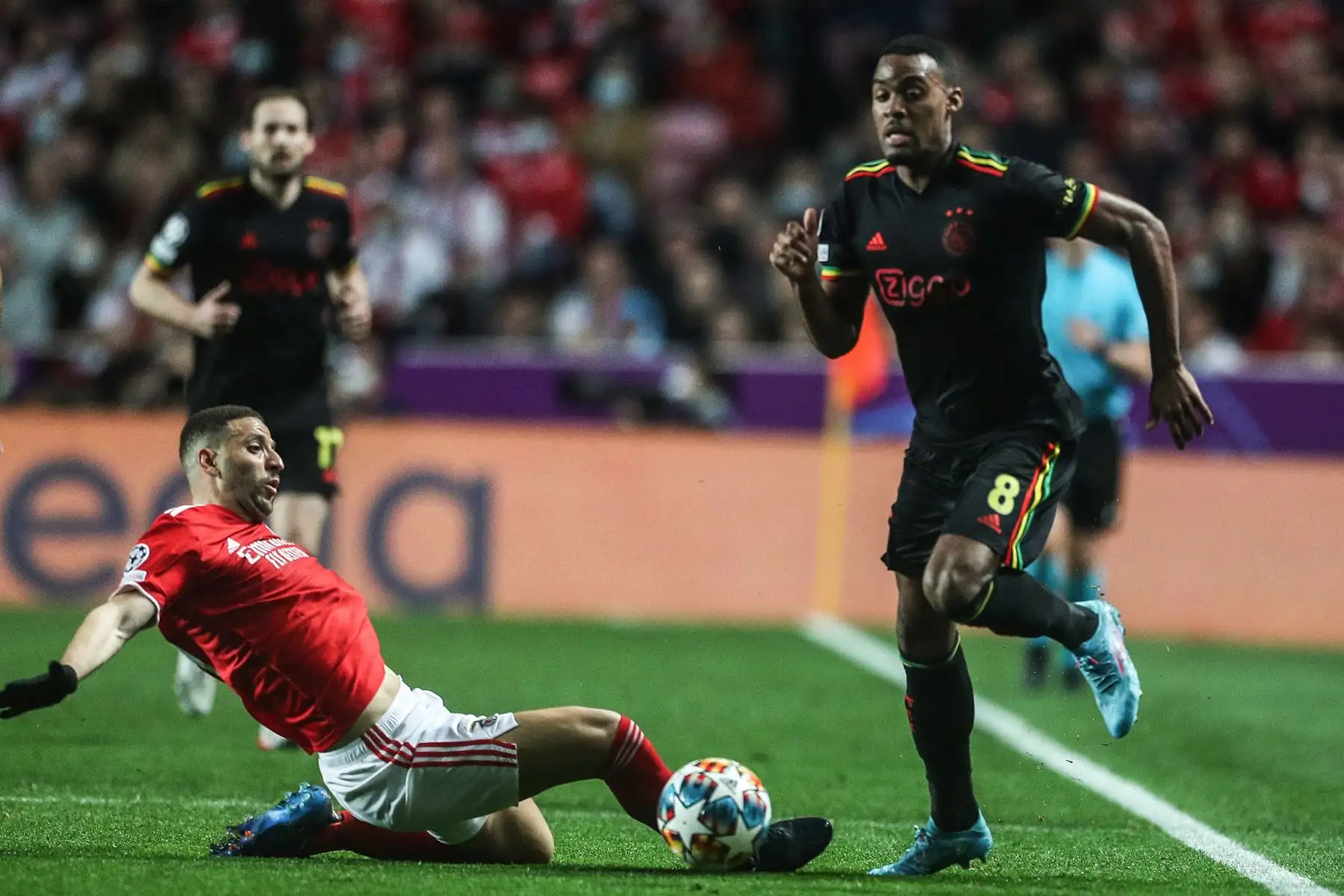 El mediocampista marroquí del Benfica, Adel Taarabt , compite con el mediocampista holandés del Ajax, Ryan Gravenberch, durante el partido de fútbol de la Liga de Campeones de la UEFA entre el SL Benfica y el Ajax.
Foto: AFP