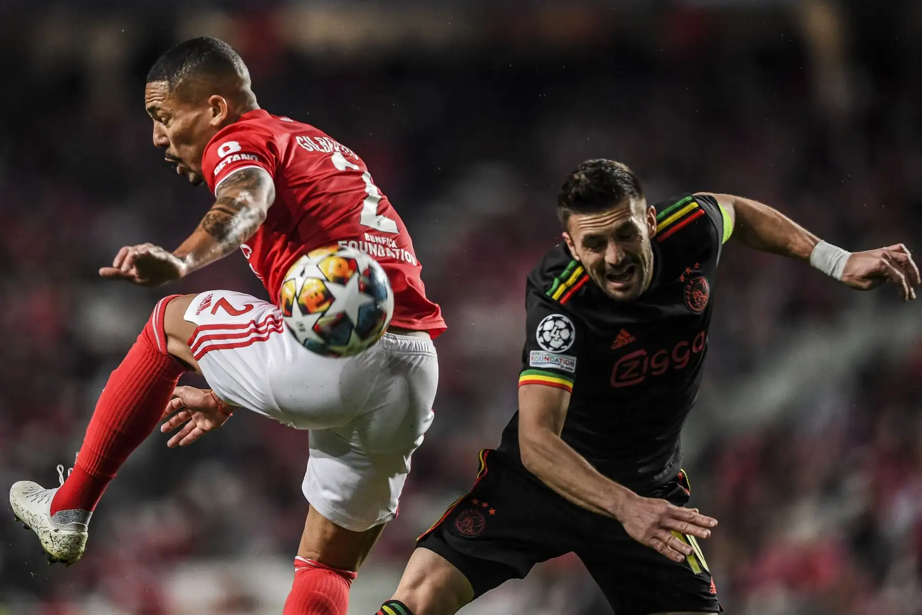 El defensa brasileño del Benfica, Gilberto Junior , lucha por el balón con el delantero serbio del Ajax, Dusan Tadic, durante el partido de fútbol de la Liga de Campeones de la UEFA entre el SL Benfica y el Ajax.
Foto: AFP