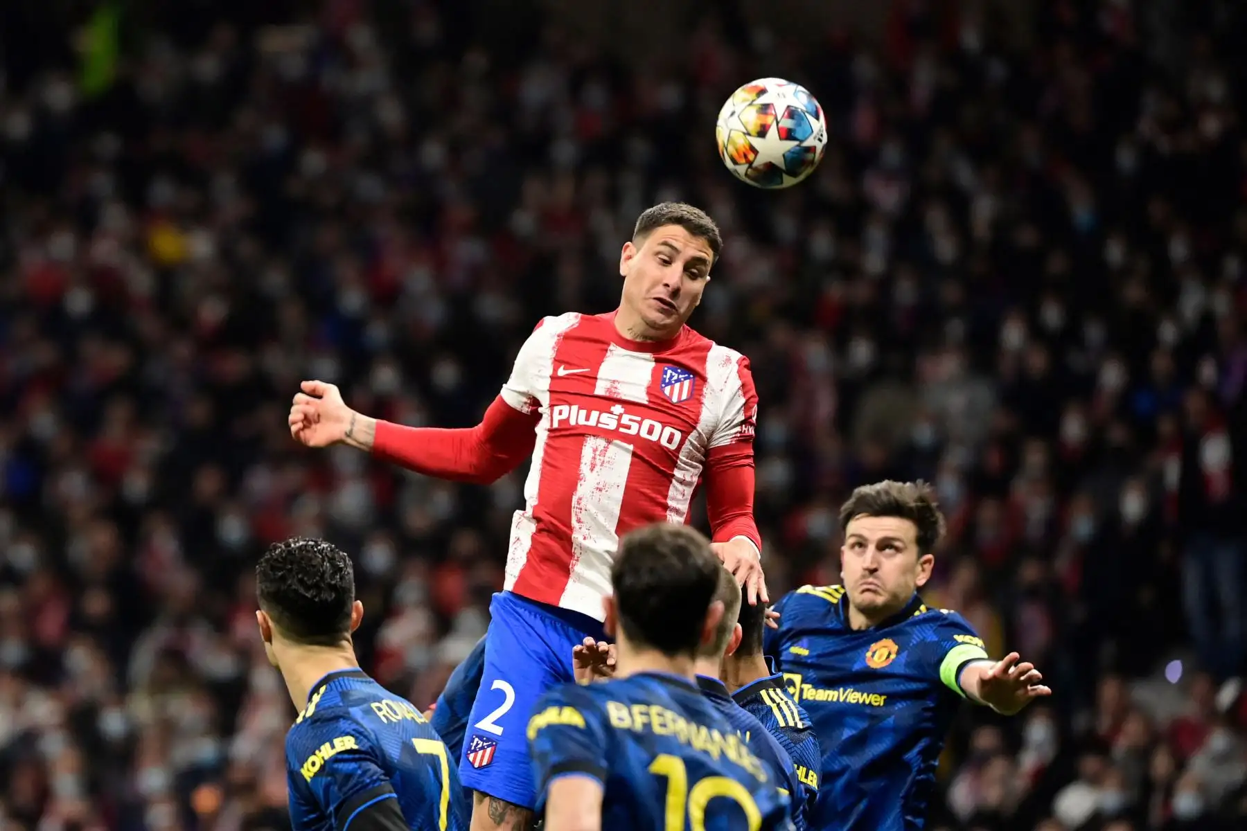 El defensa uruguayo del Atlético de Madrid, José Giménez, cabecea el balón durante el partido de fútbol de la Liga de Campeones de la UEFA entre el Atlético de Madrid y el Manchester United.
Foto: AFP
