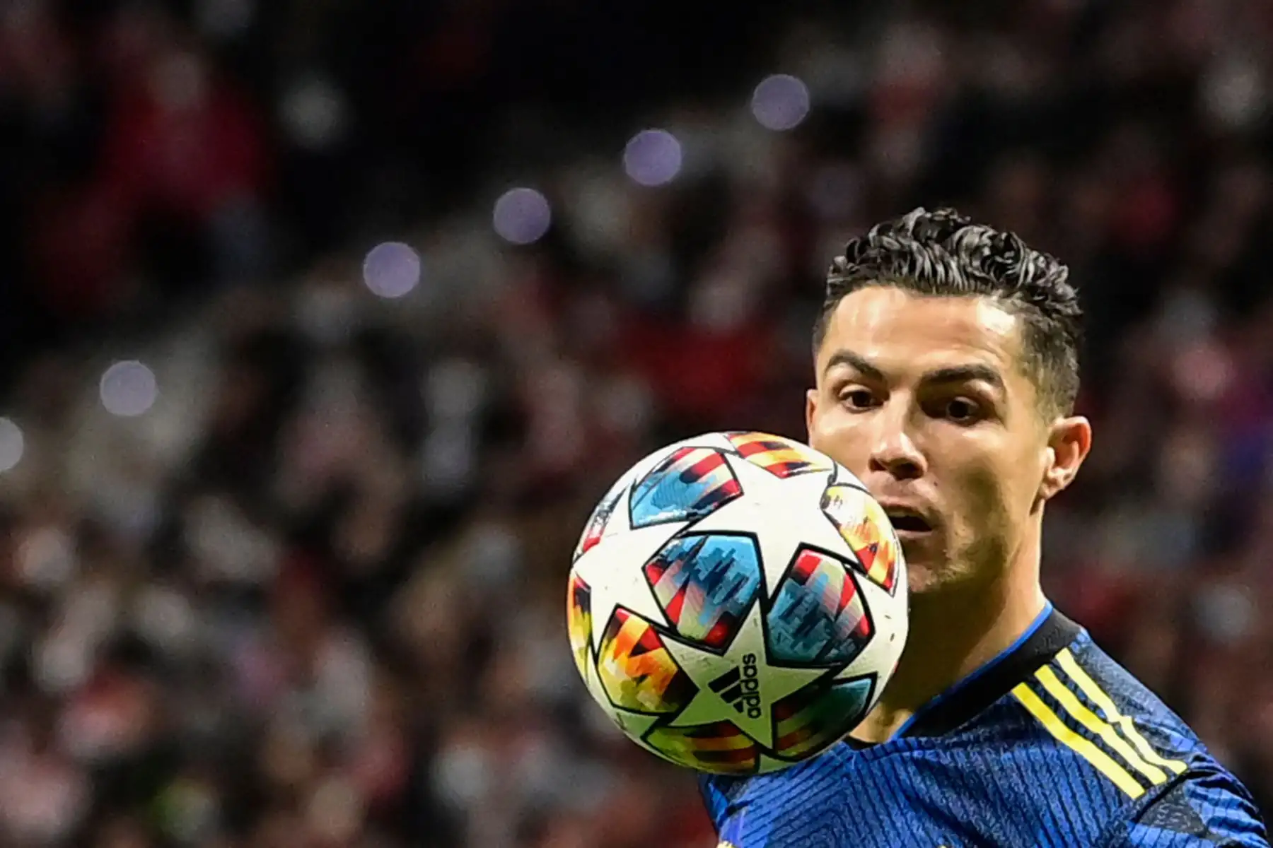 El delantero portugués del Manchester United, Cristiano Ronaldo, observa el balón durante el partido de fútbol de la Liga de Campeones de la UEFA entre el Atlético de Madrid y el Manchester United.
Foto: AFP